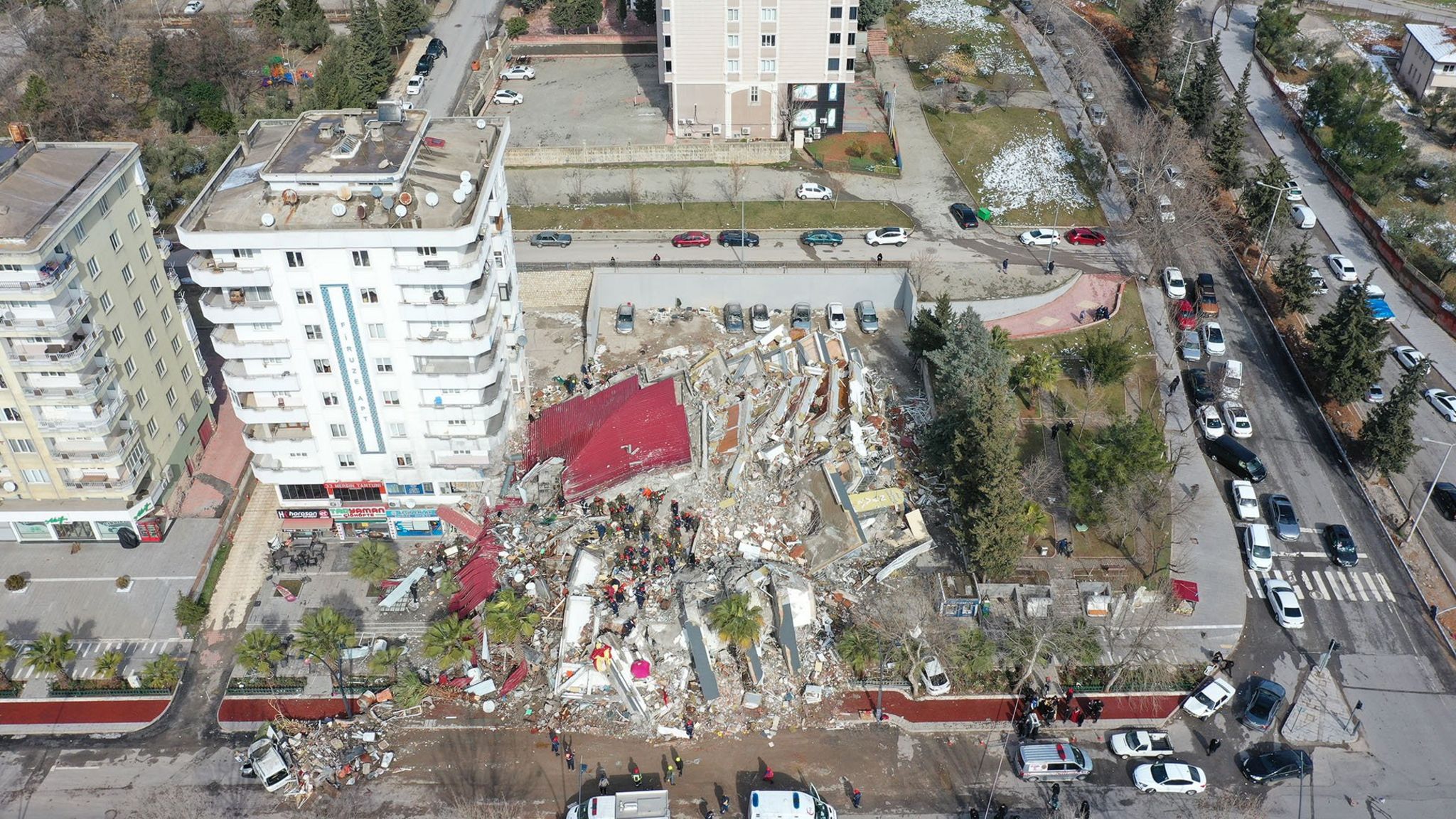 Вид с воздуха на обрушившееся здание во время поисково-спасательных работ в Кахраманмарасе