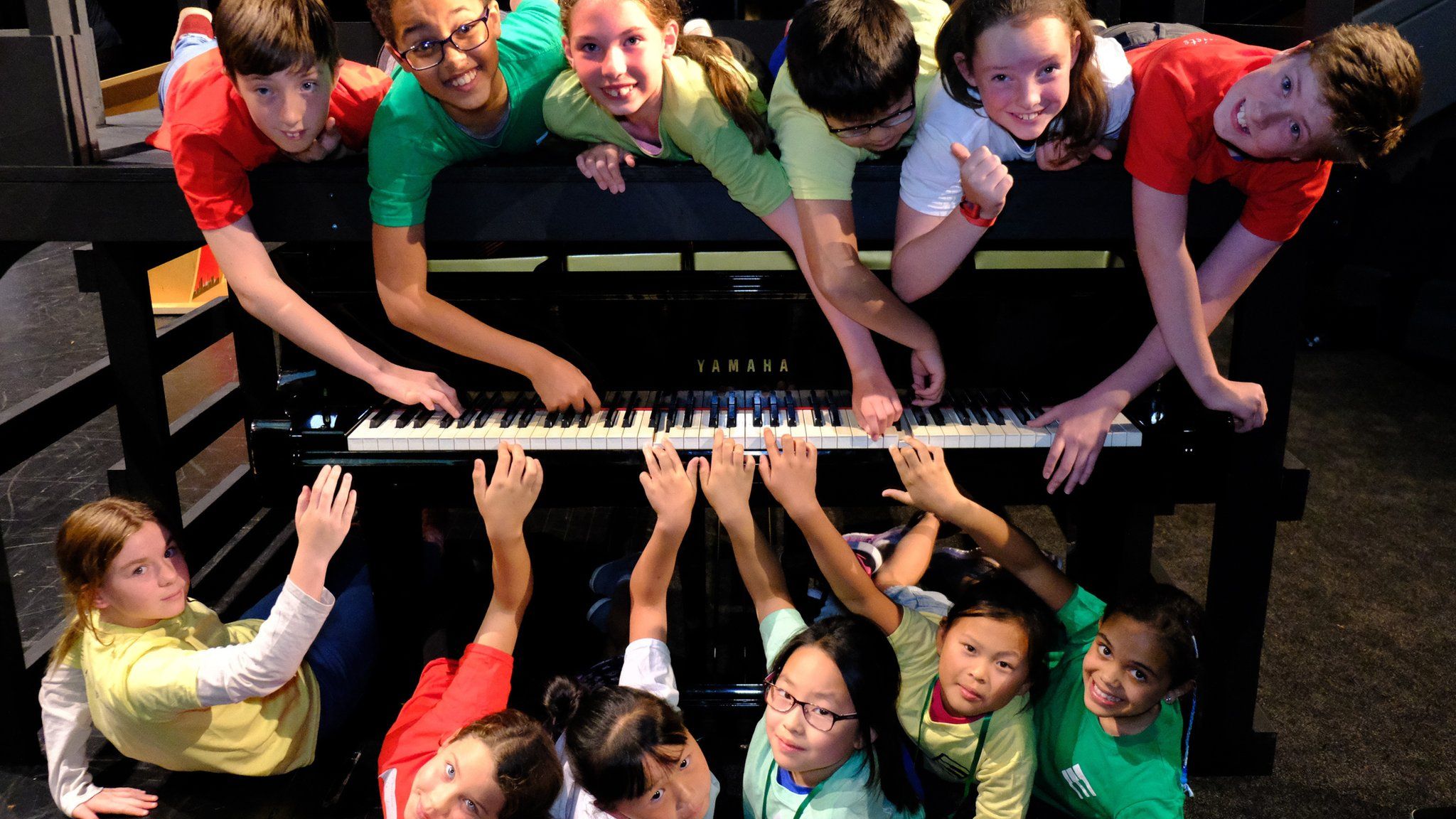 Kids-pressing-piano-keys.