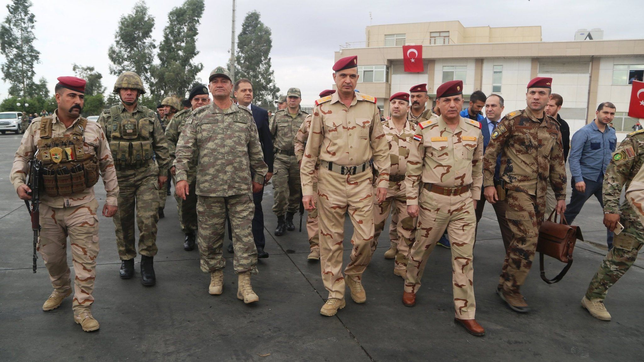 Turkish Army Commander Ismail Metin Temel (3rd left) walks with Iraq Chief of Staff General Othman al-Ghanmi (C) during a meeting with Turkish and Iraqi soldiers at the Habur border gate, Turkey (31 October 2017)