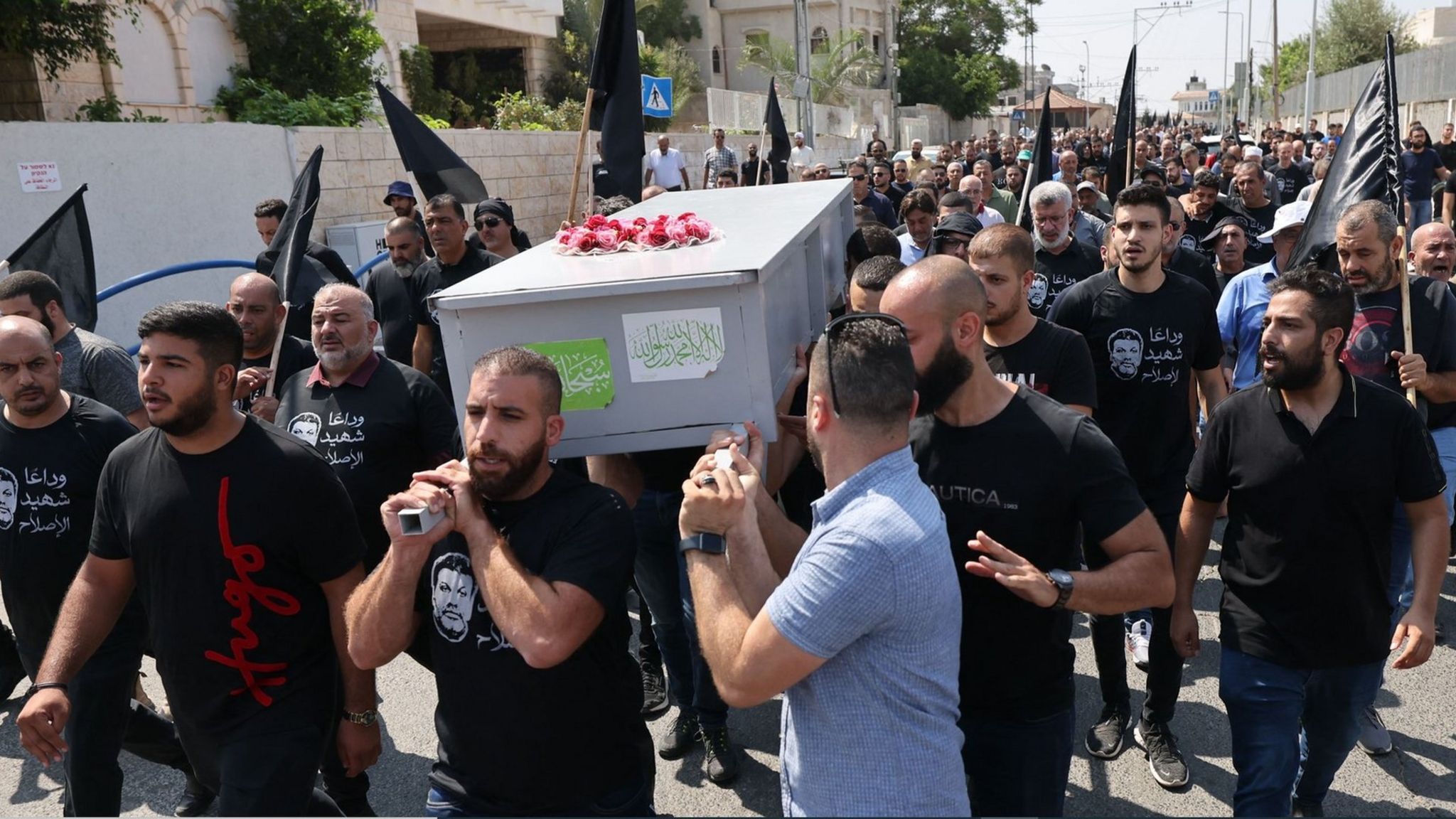 Скорбящие израильские арабы присутствуют на похоронах Абдула Рахмана Кашуа, генерального директора арабского города Тира в центральном Израиле, через два дня после того, как он был застрелен (23 августа 2023 г.)