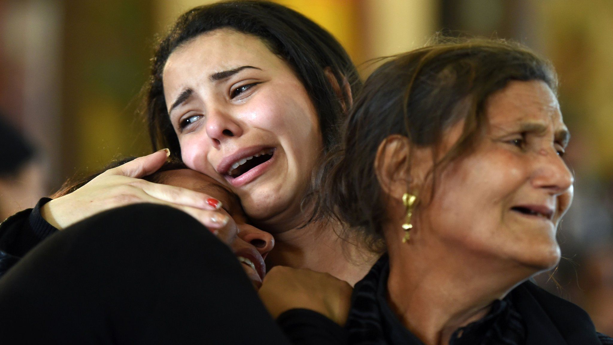 Women mourn the victims of a suicide bomb attack outside the Coptic cathedral in Alexandria (10 April 2017)