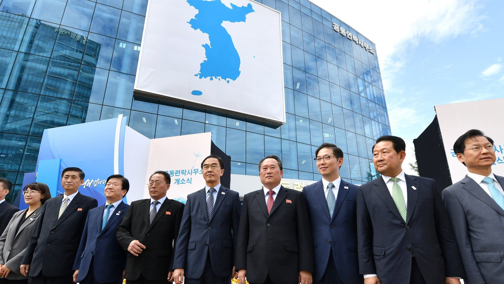 South and North Korean officials attend an opening ceremony of a joint liaison office on September 14, 2018 in Kaesong, North Kore