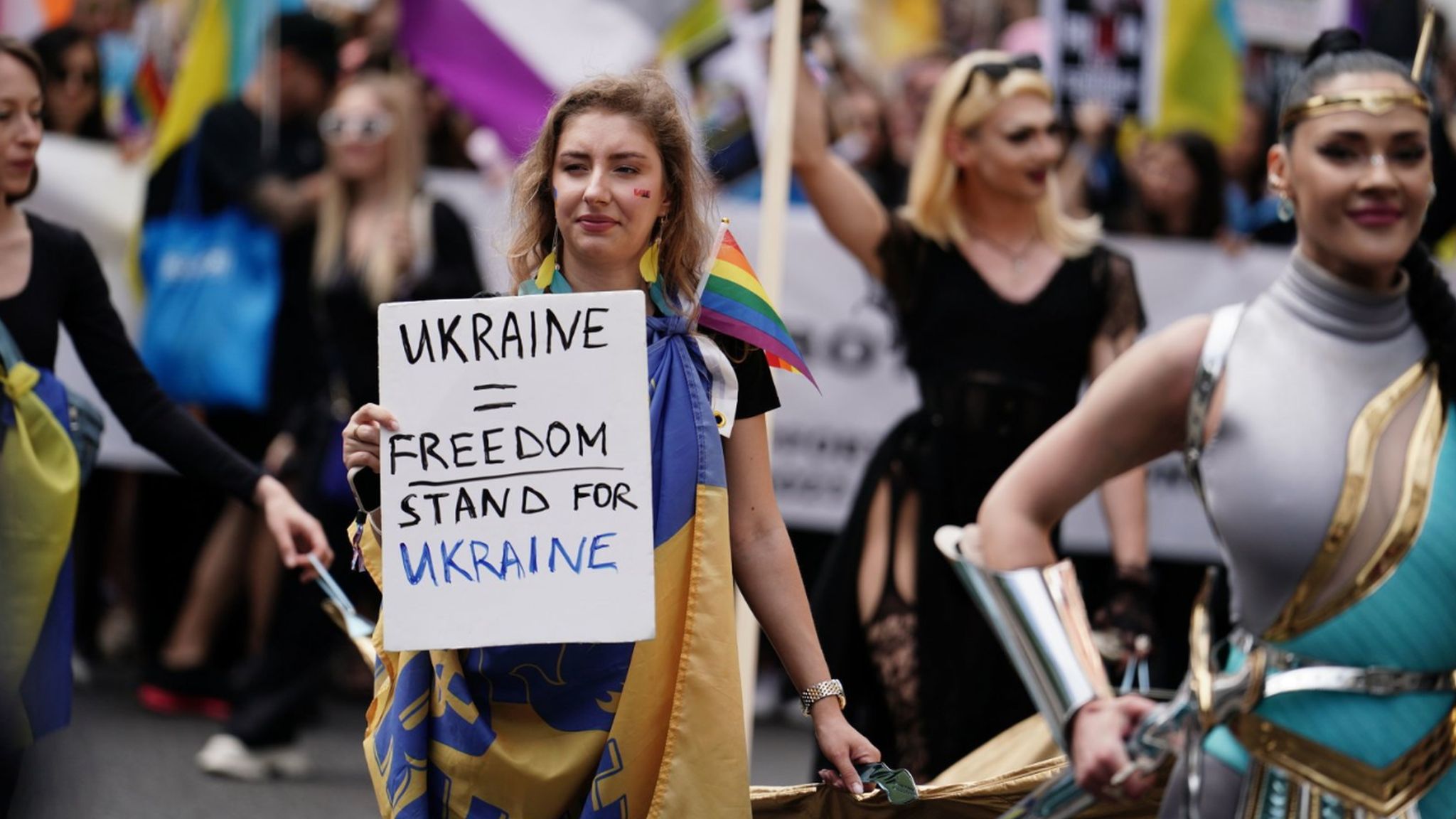 Woman holds up a placard protesting the freedom of Ukraine