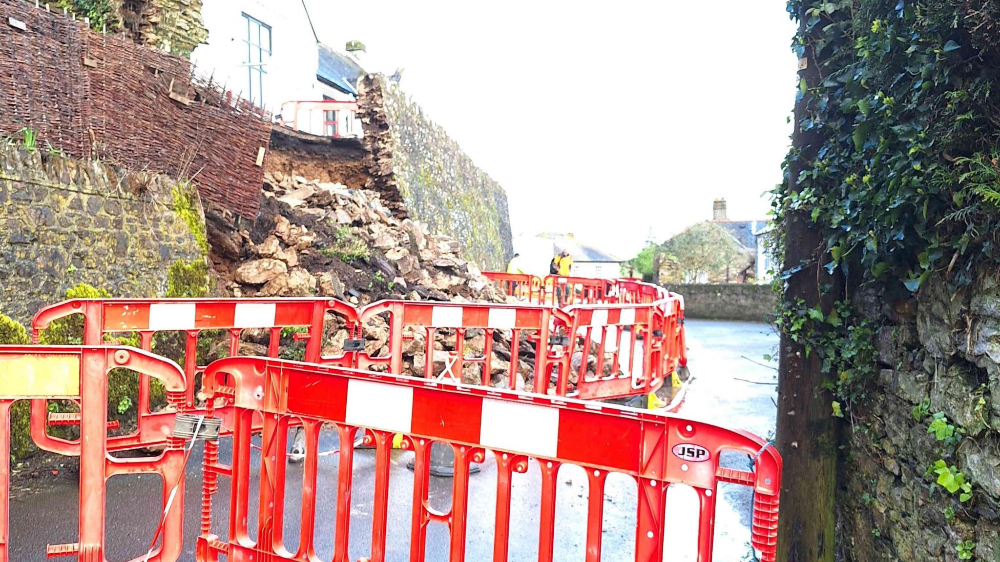 Cordon at a collapsed wall in Dittisham