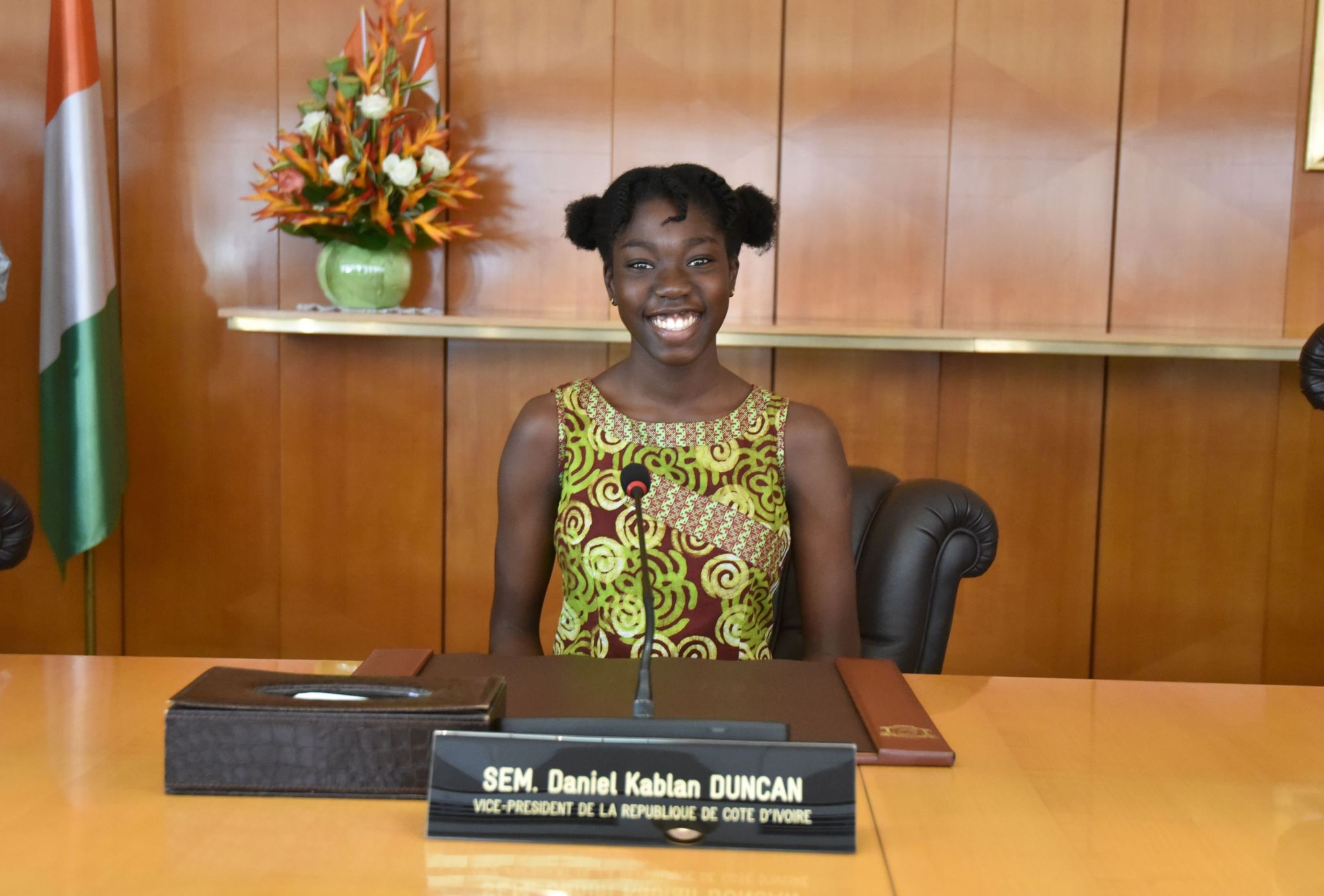 One of the 51 best Ivorian students of the school year 2016-2017, seated in the place of Ivorian vice president Daniel Kablan Duncan during the first visit to the Cabinet room at the presidential palace in Abidjan.