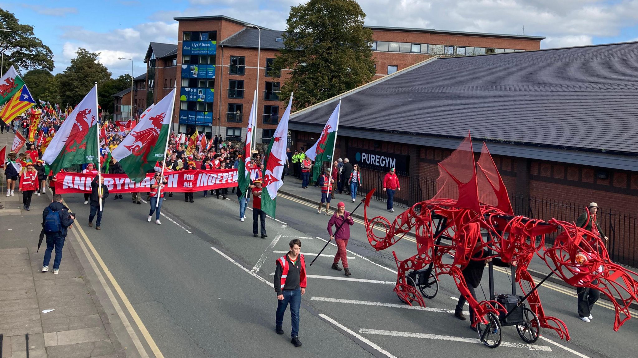 Bangor: Miloedd Yn Gorymdeithio Dros Gymru Annibynnol - BBC Cymru Fyw