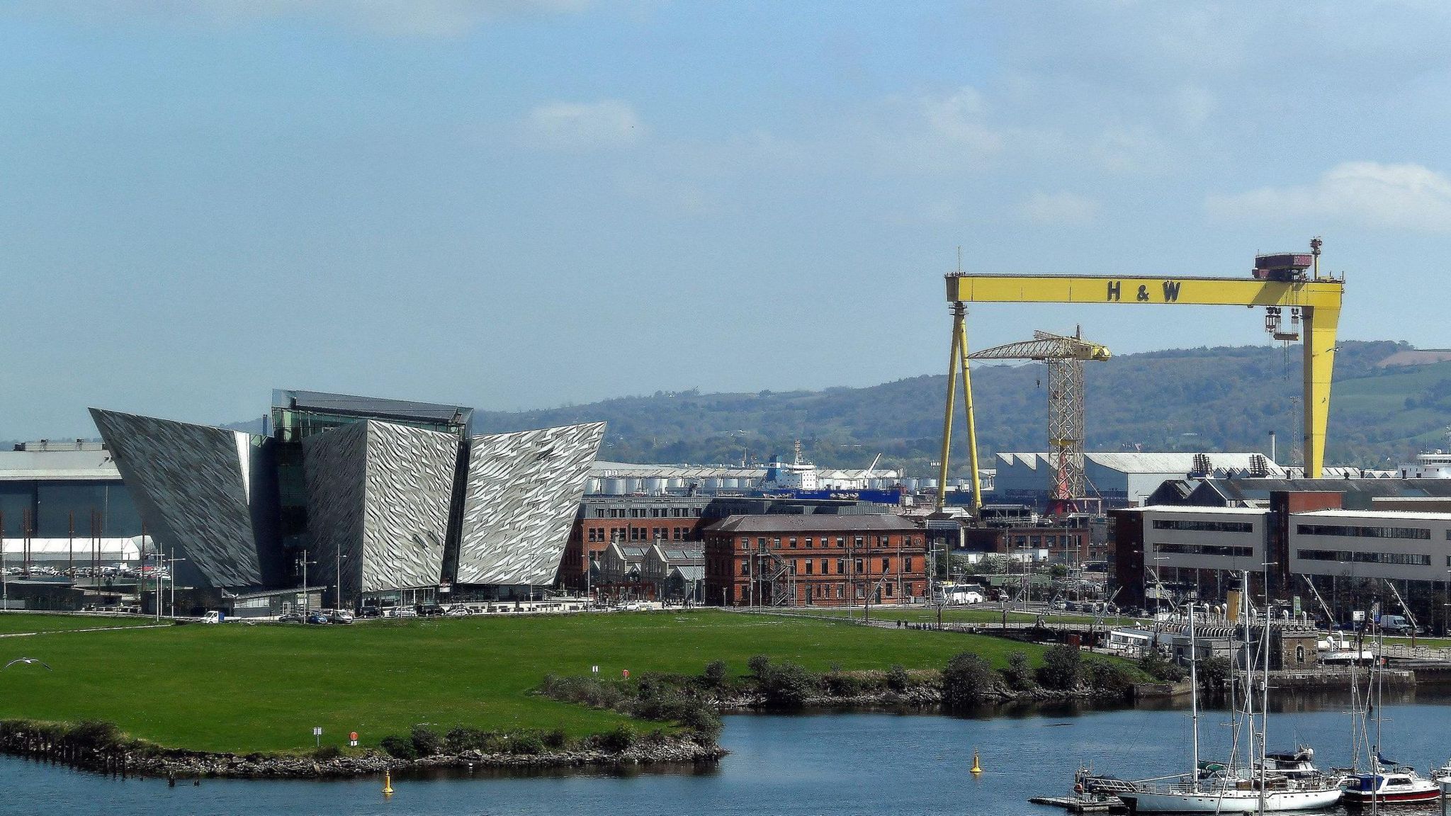 A picture of the Belfast skyline with a yellow Harland and Wolff crane