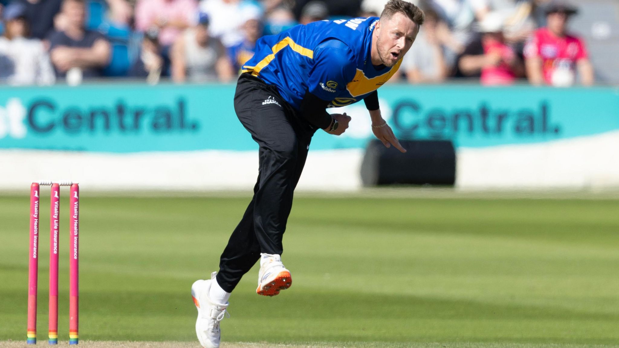 Ollie Robinson bowls for Sussex Sharks 