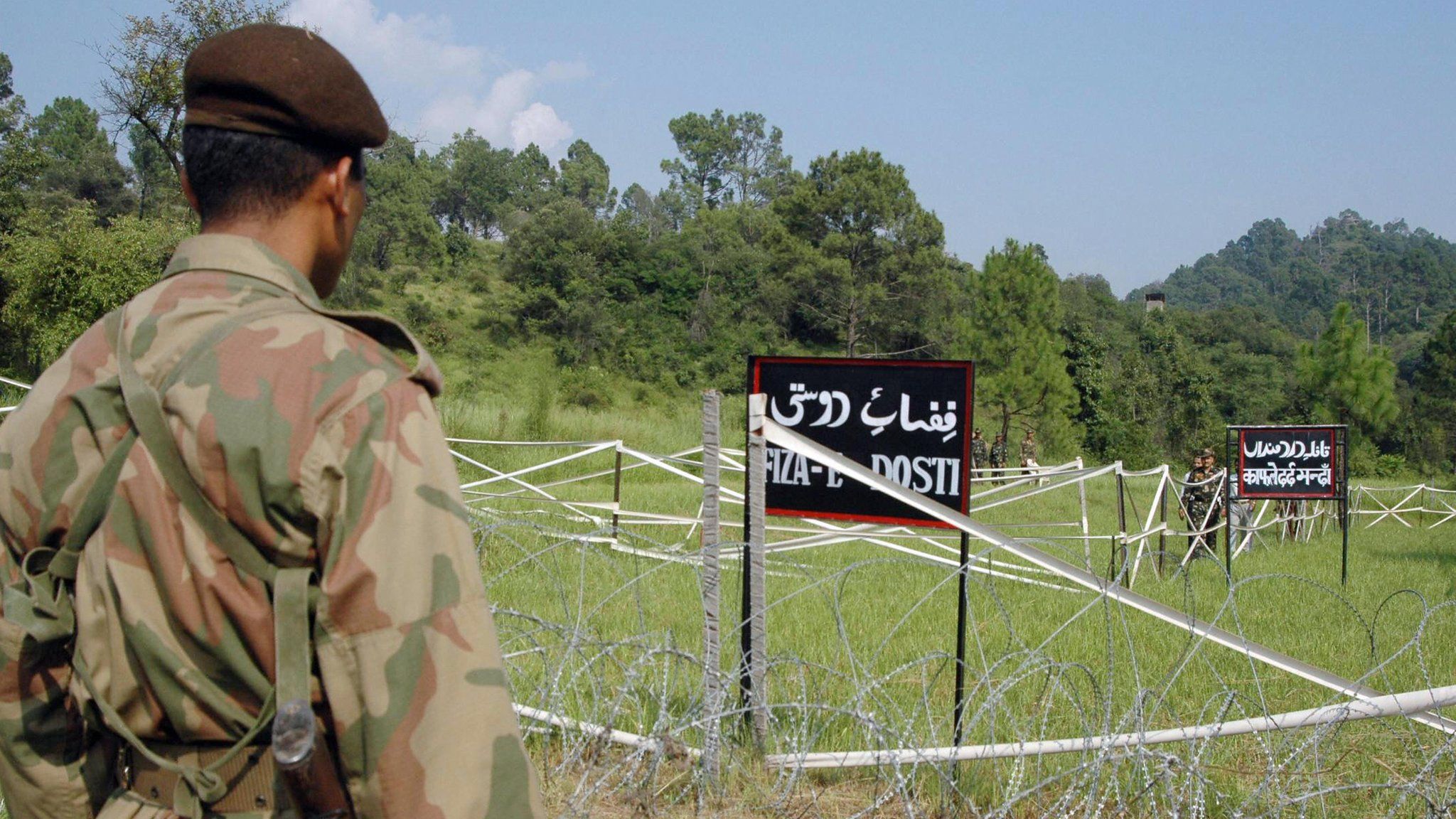 File photo: A Pakistani soldier watches Indian soldiers at the Tattapani-Mendher crossing point on the Line of Control, some 35km from Kotli,in Pakistani administered Kashmir, 09 September 2006