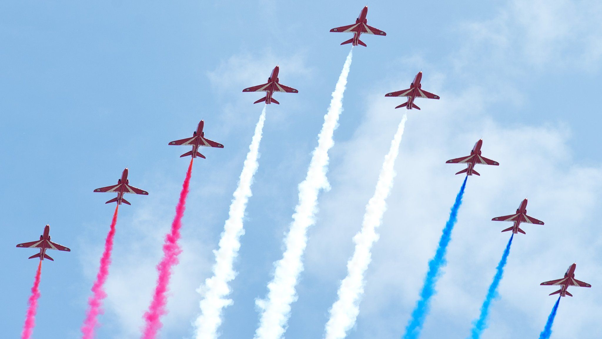 Red Arrows runway photographers 'risking lives' - BBC News