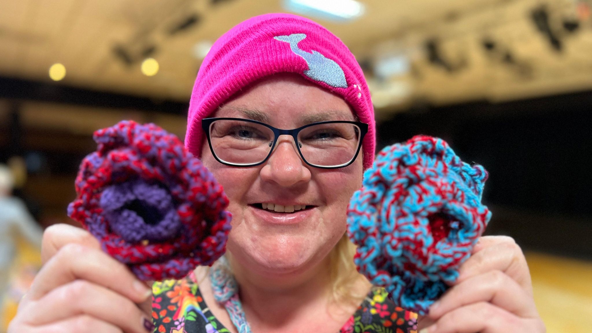 Hornsea yarnbombers weave new friendships - BBC News