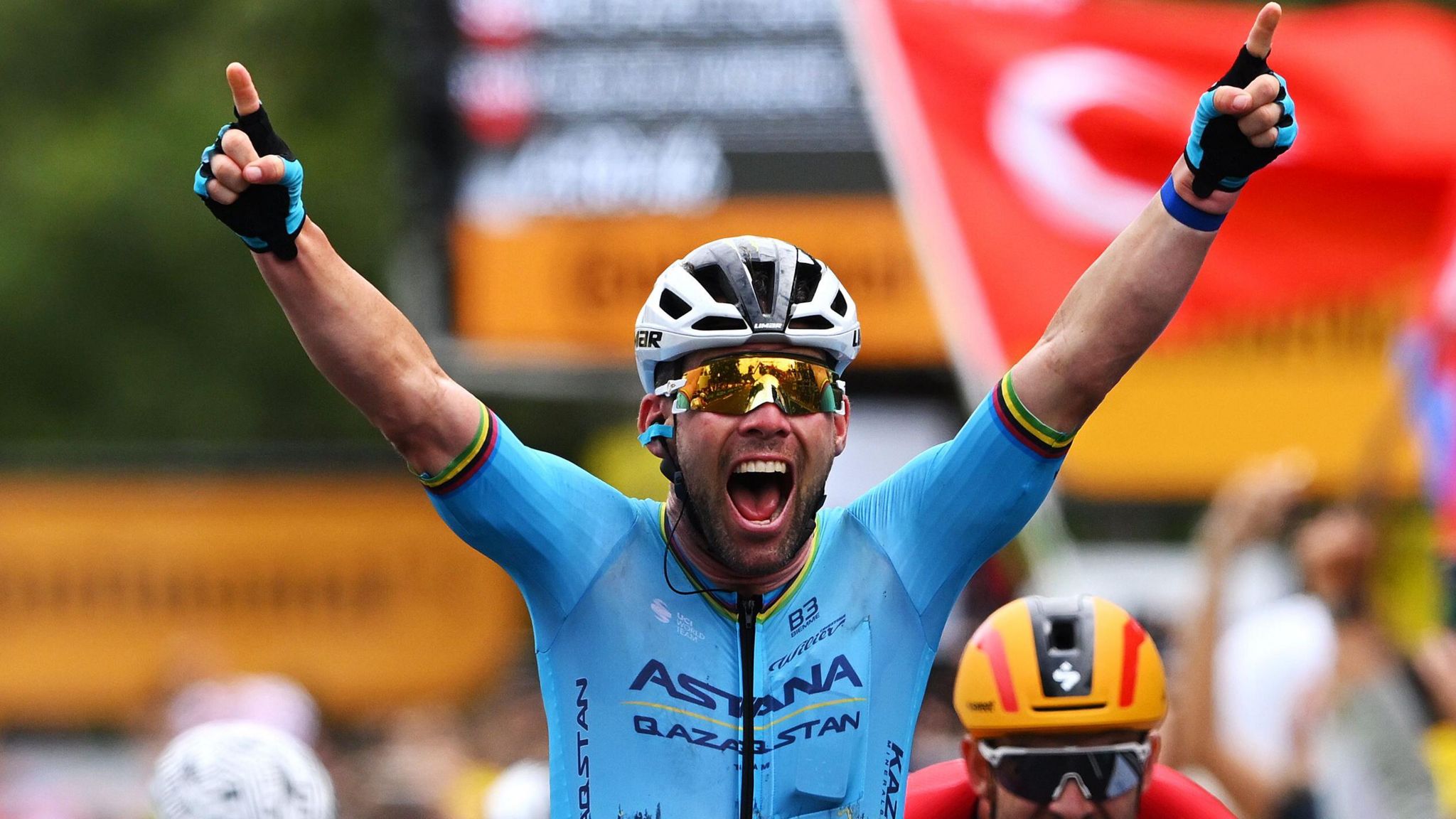 Mark Cavendish celebrates his historic victory on stage five