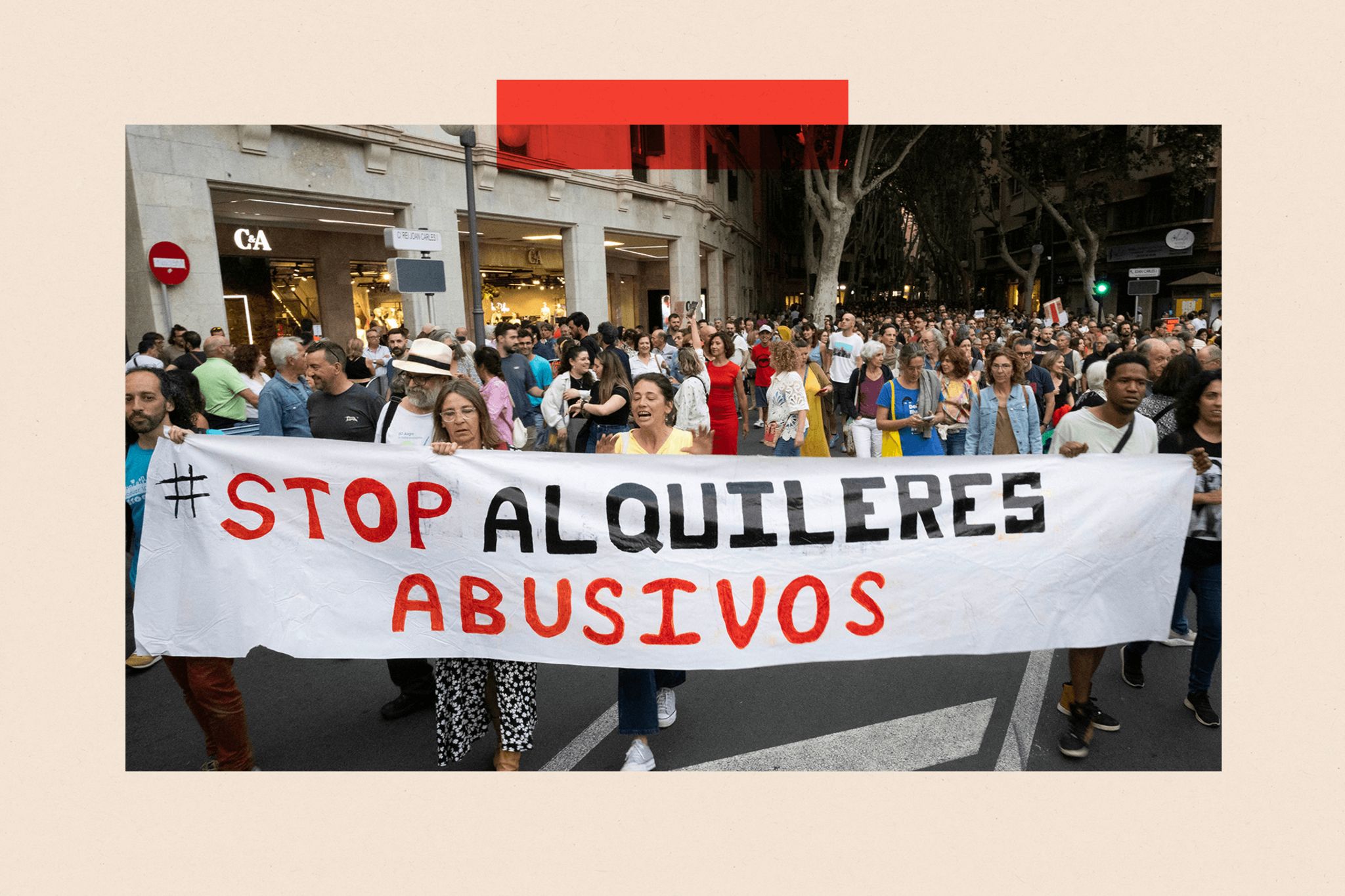 Protesters in Majorca carrying a banner that says "stop alquileres abusivos" which translates as "stop abusive rentals"