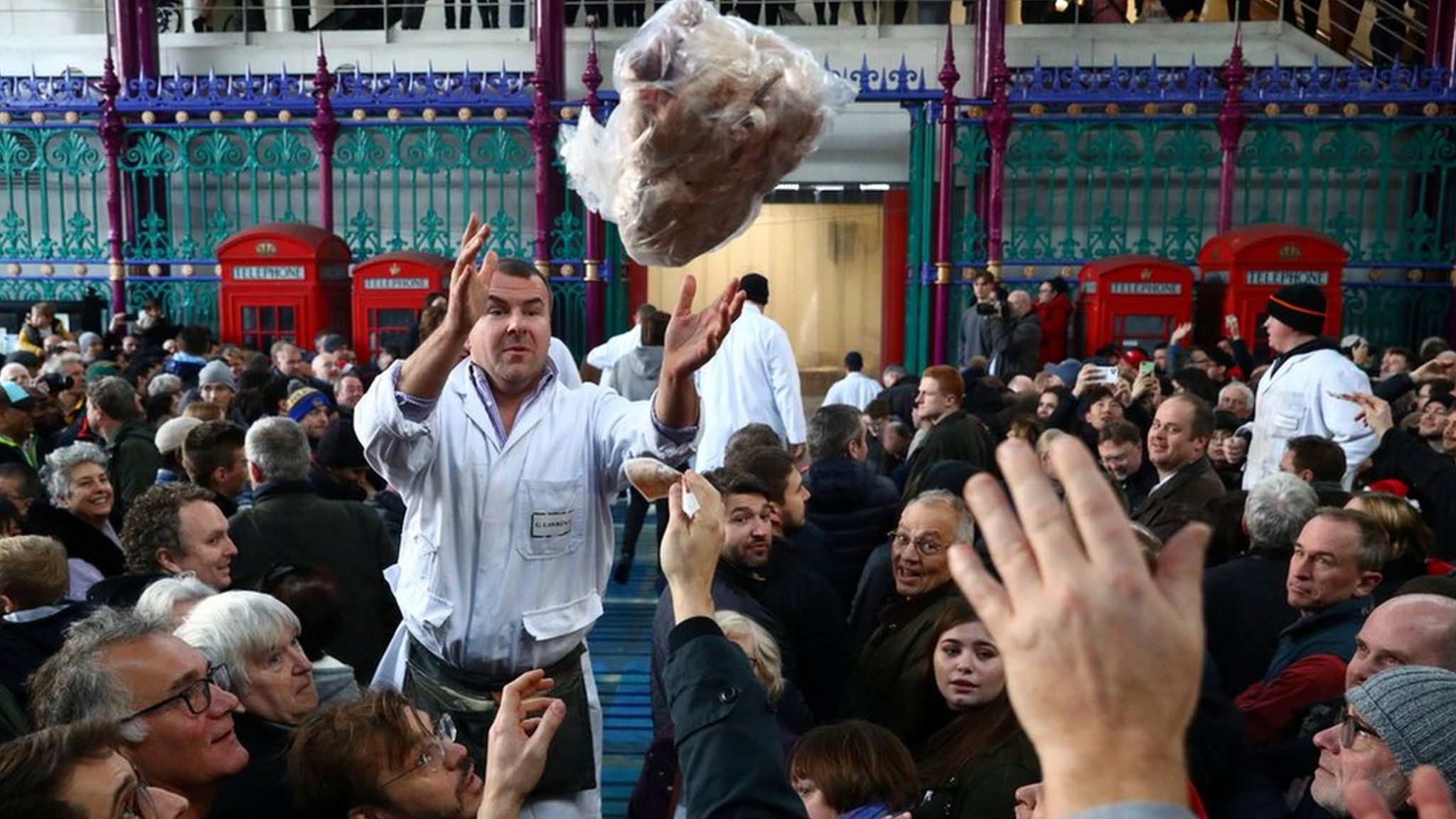 Smithfield Christmas Market 2022 Smithfield Market: Thousands Line-Up For Christmas Eve Meat Auction - Bbc  News