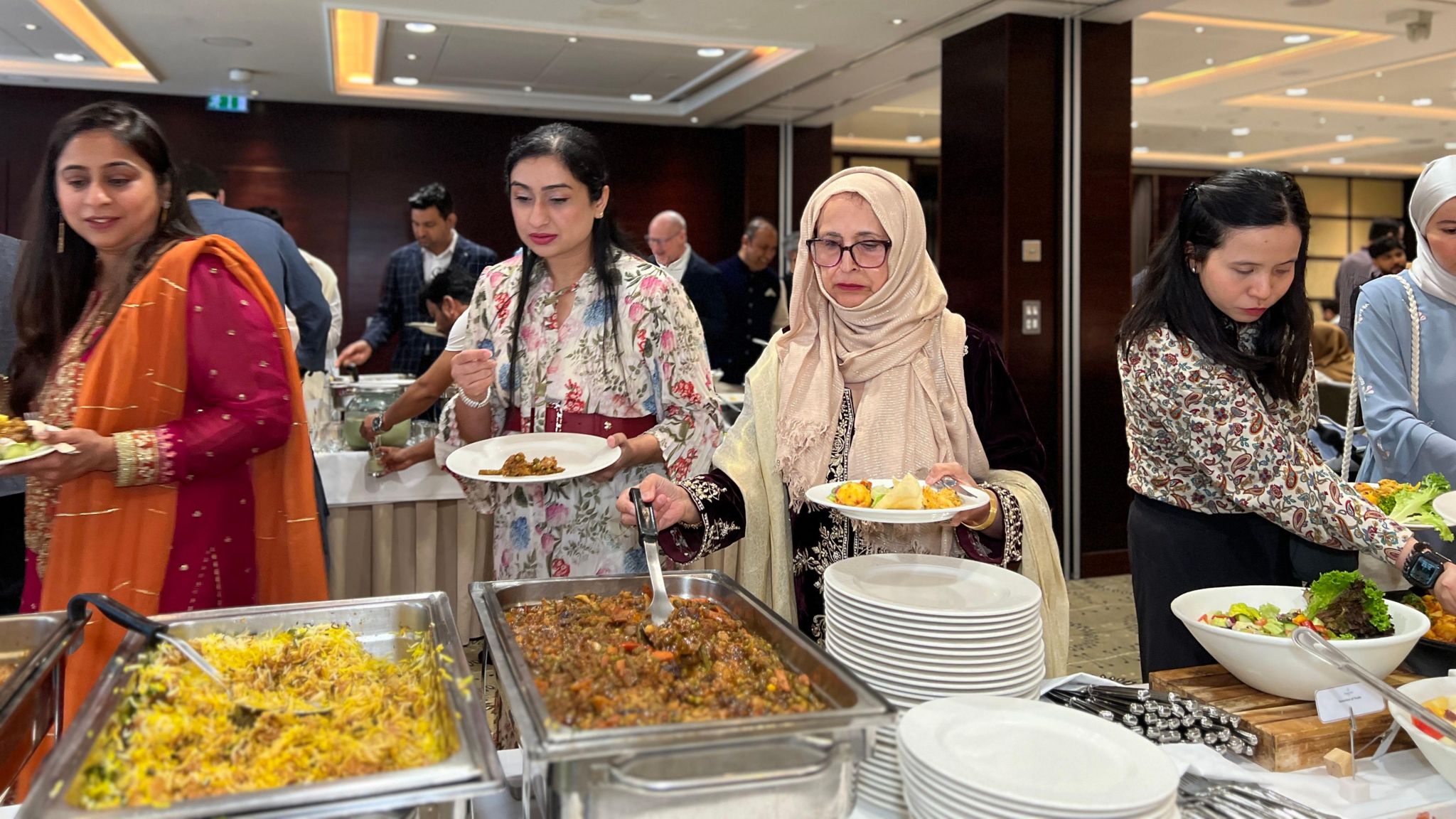 Jersey Muslim community comes together to celebrate Eid - BBC News