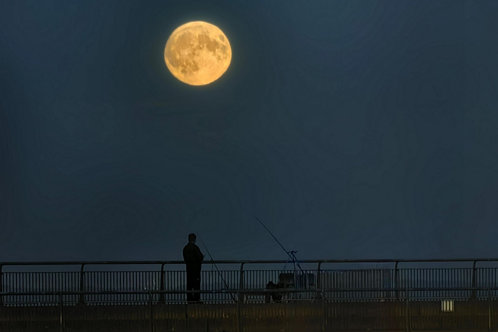 Lunar eclipse and supermoon illuminate Wales' skies BBC News