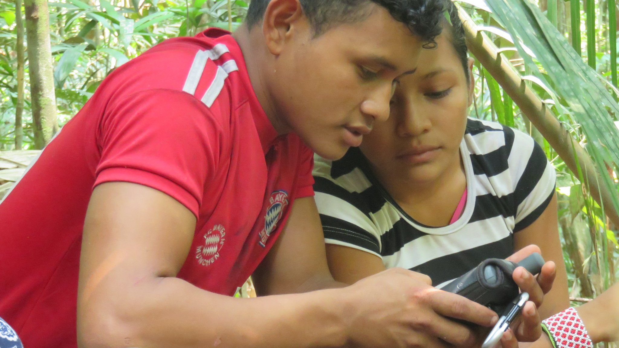 Two young inhabitants from Montanha and Mangabal check the GPS.
