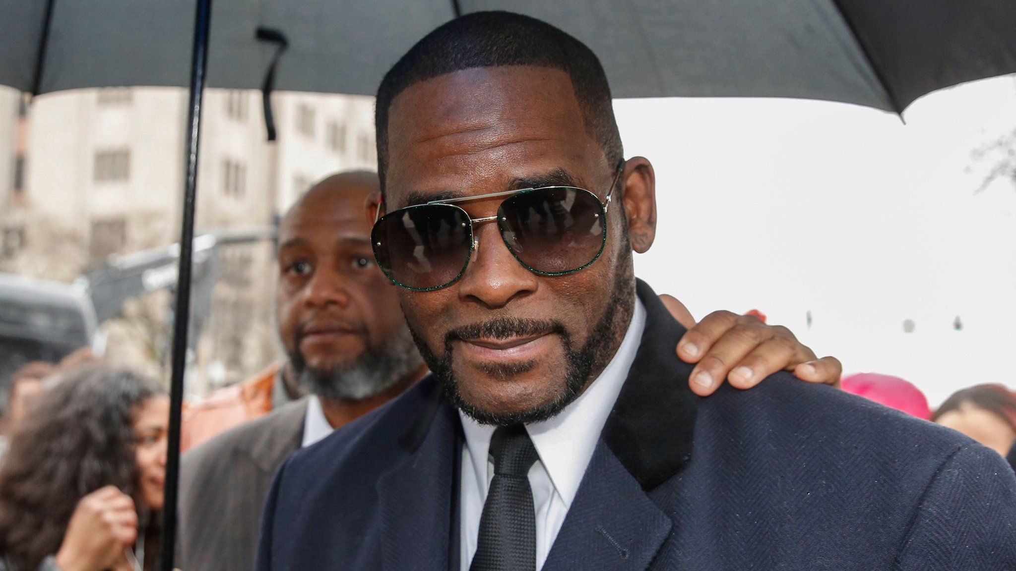 R. Kelly leaves court in Chicago