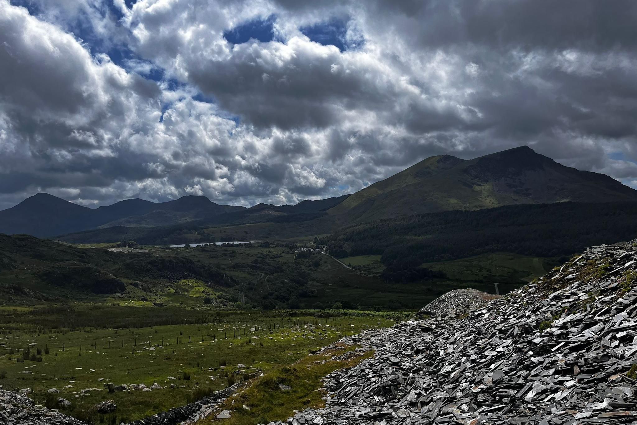 i lawr tuag at Ryd-ddu a Llyn y Gadair