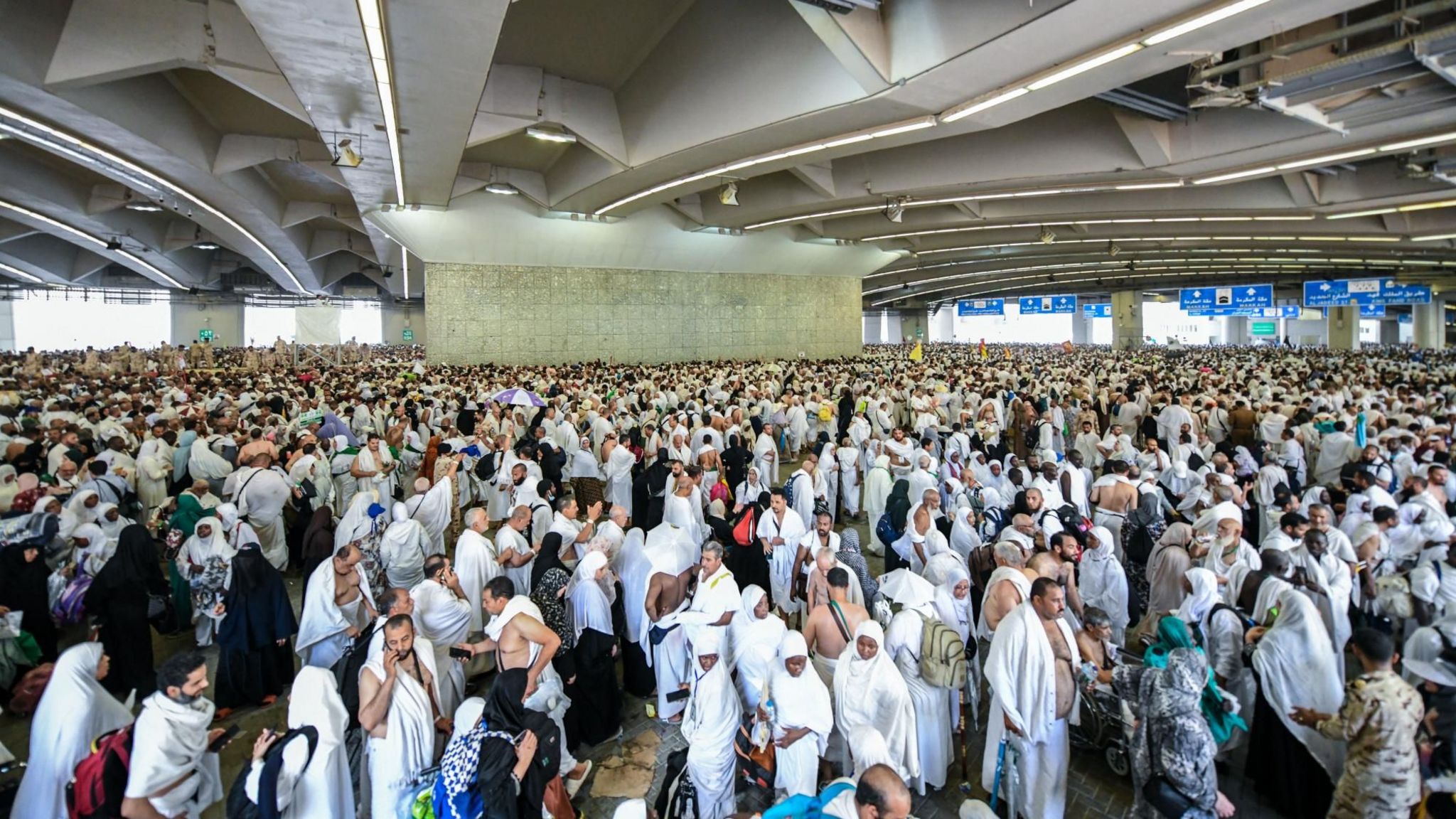  Pilgrims wearing white clothing near Mecca