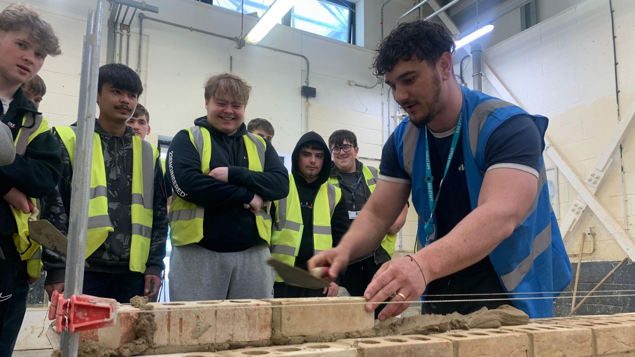 Bricklaying students helping to plug national shortage - BBC News