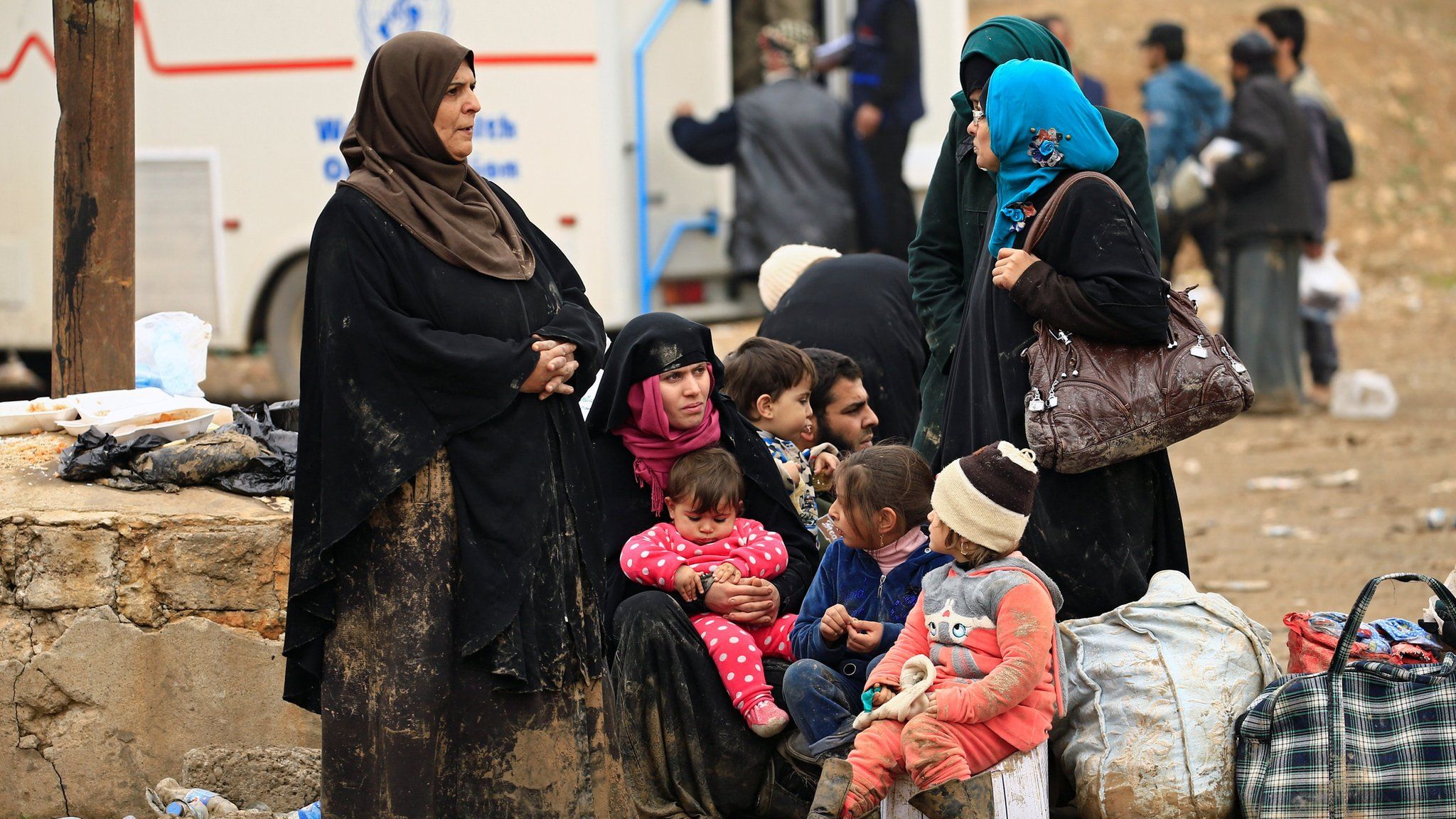 Displaced Iraqis, who have fled their homes in Mosul, gather at a checkpoint to be transferred to Hammam al-Alil camp, Iraq (20 Mosul 2017)