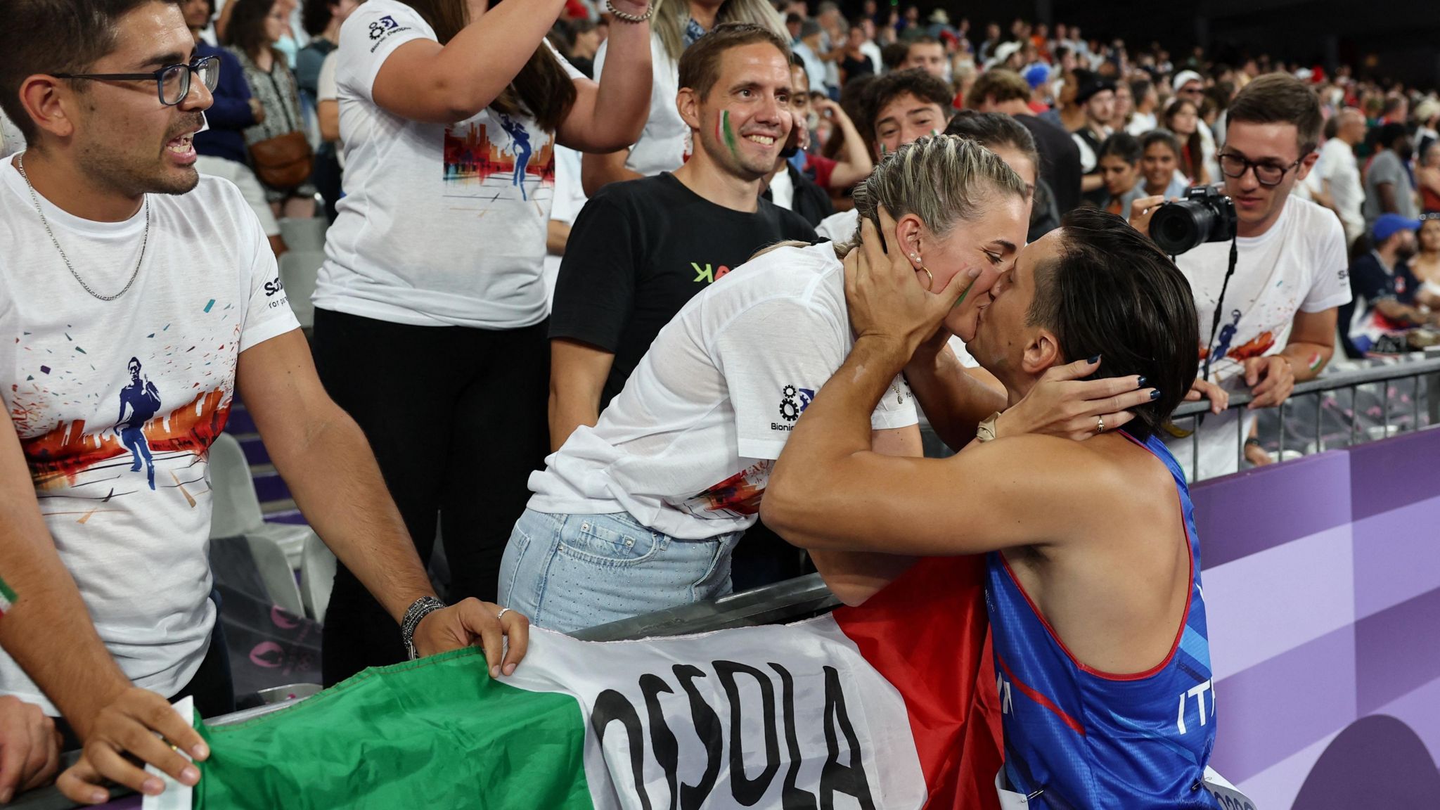 Alessandro Ossola kisses his girlfriend Arianna at the Paris Paralympics