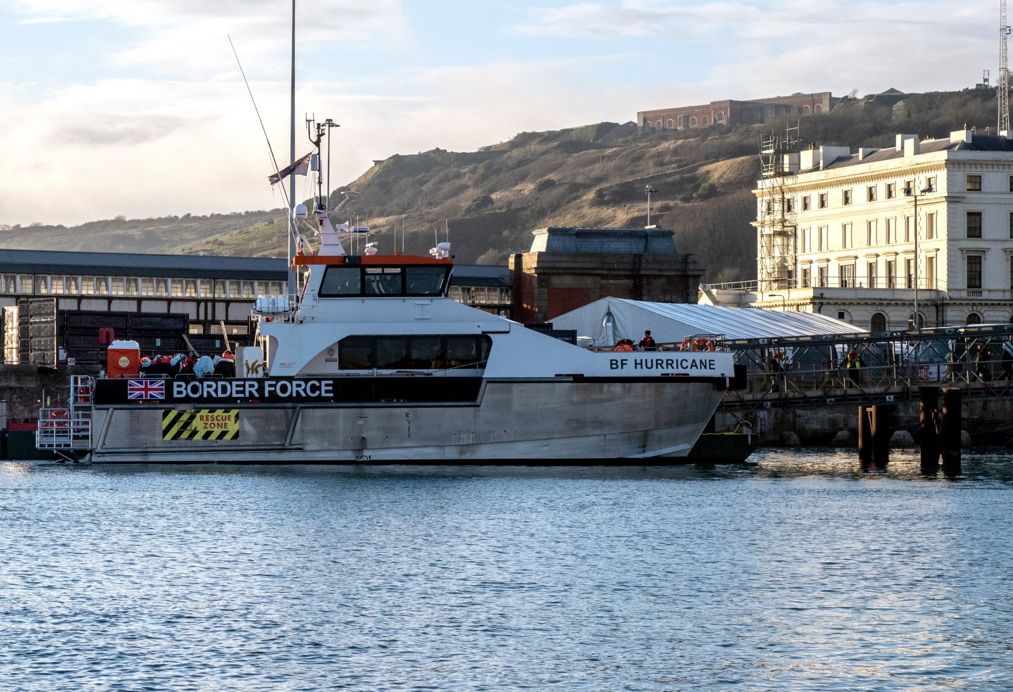 Ein Boot der Border Force angedockt in Dover, Kent.