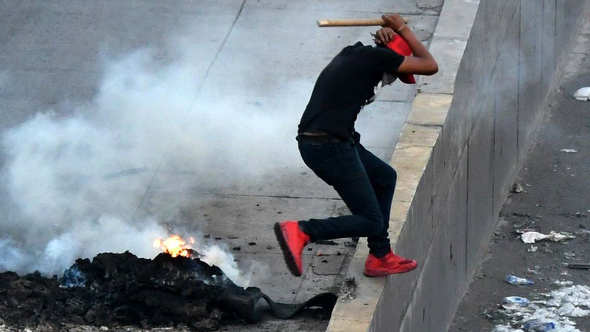 Supporters of Honduran presidential candidate Salvador Nasralla clash with security forces on 2 December