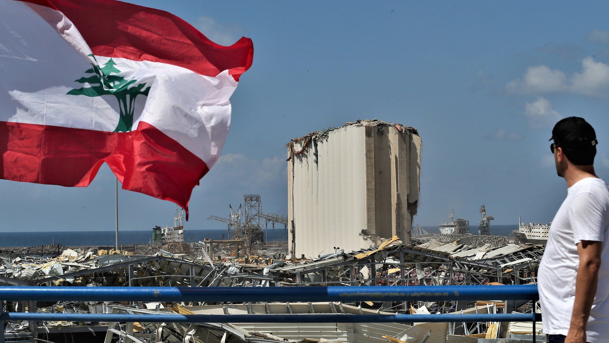 A man looks at the devastated port of Beirut (9 August 2020)
