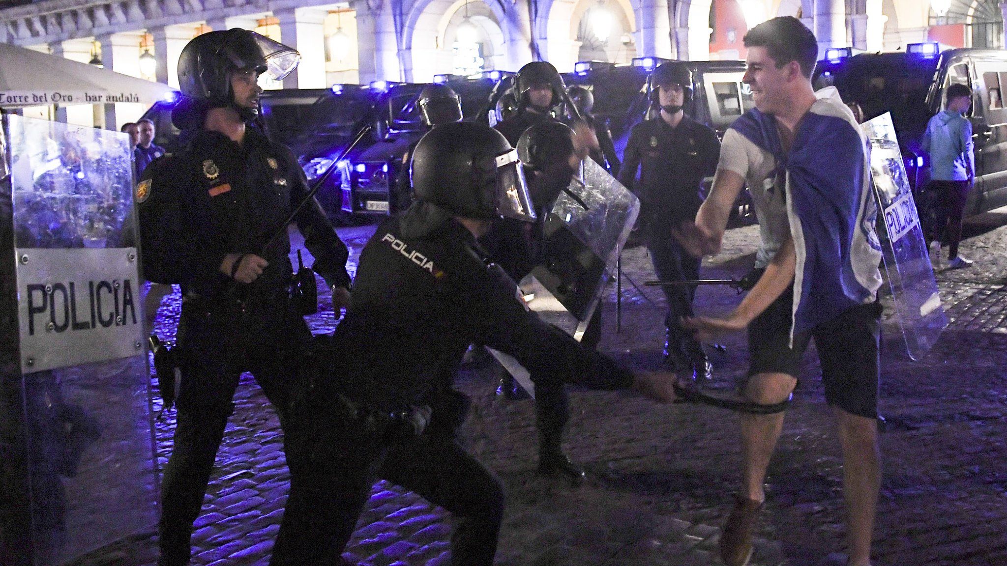 Police clash with Leicester City fans in the Plaza Mayor