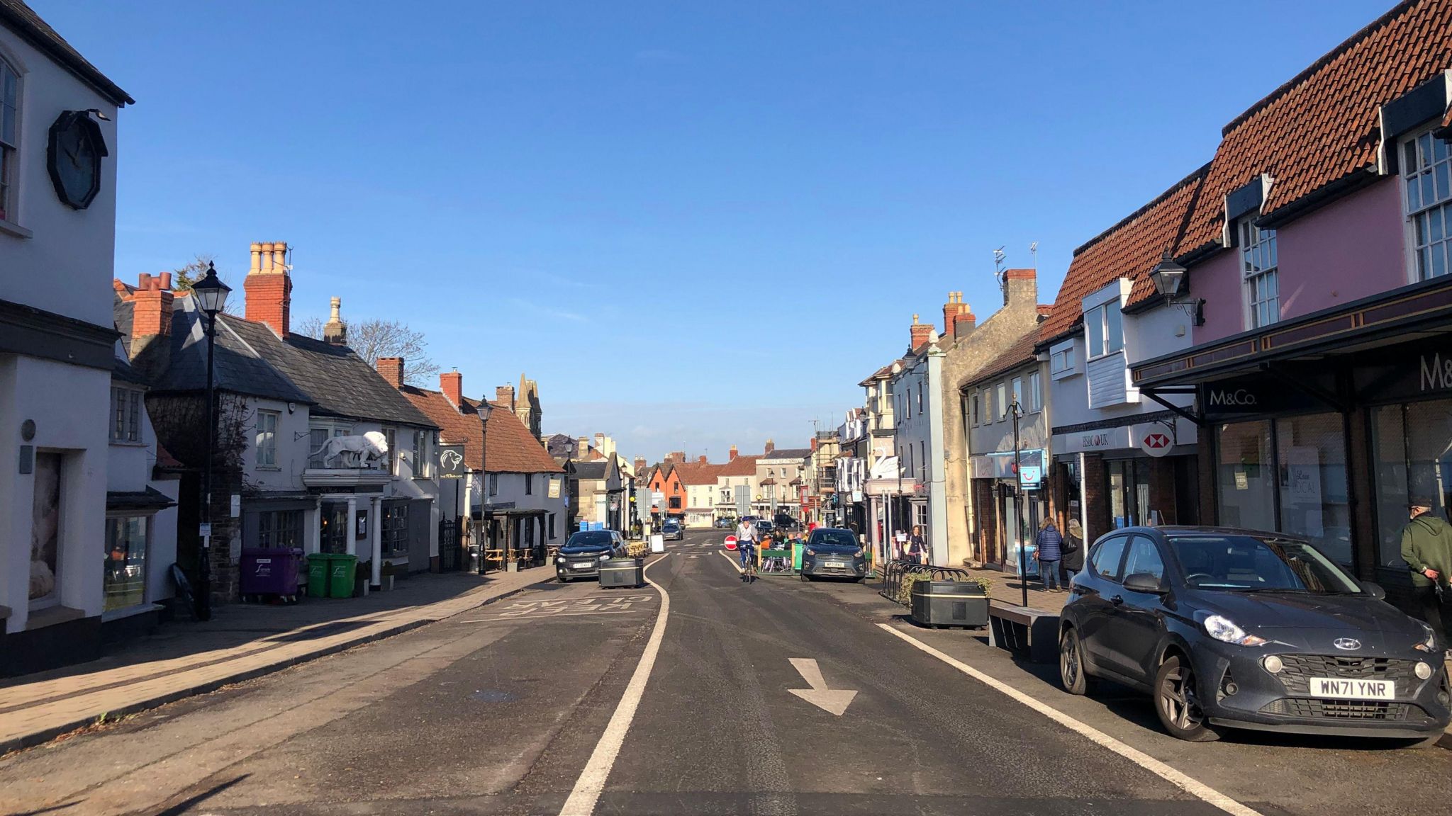 Thornbury craft market returns to the high street - BBC News