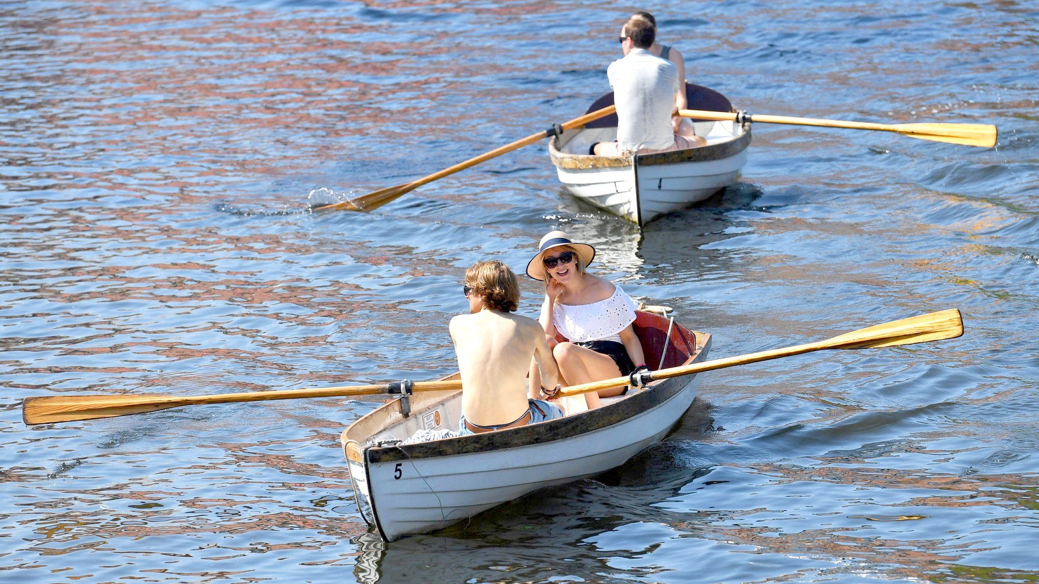 tourists-on-boat.