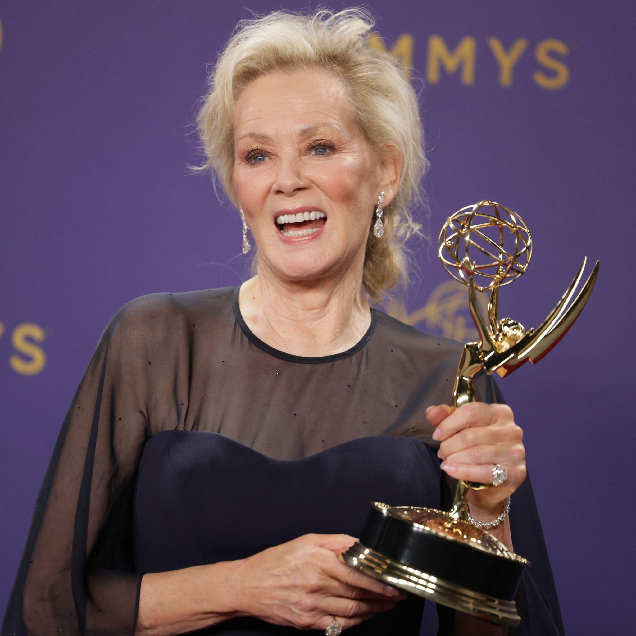 Jean Smart holding her Emmy