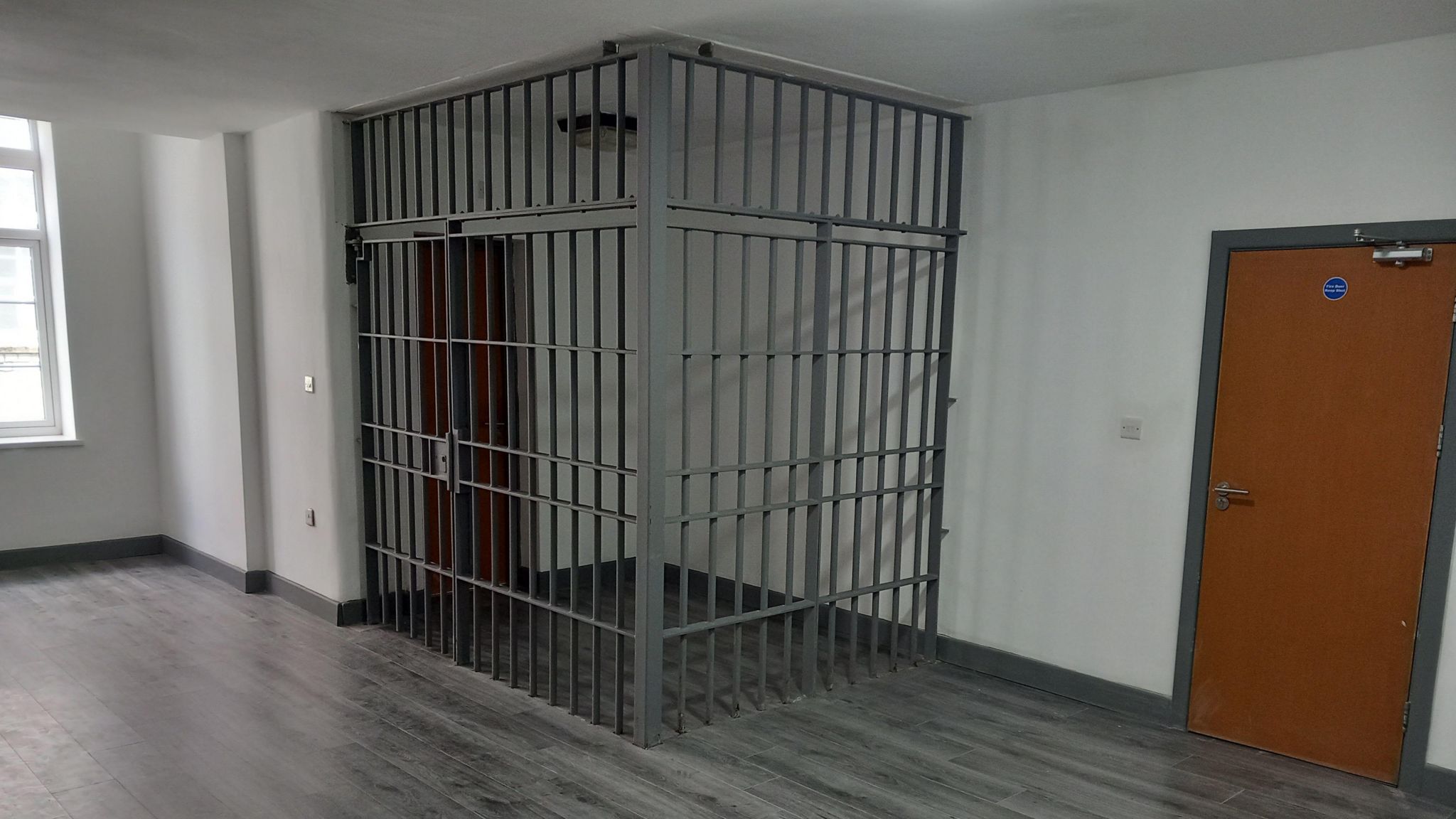 Rented flat in Dudley has its own police jail cell - BBC News