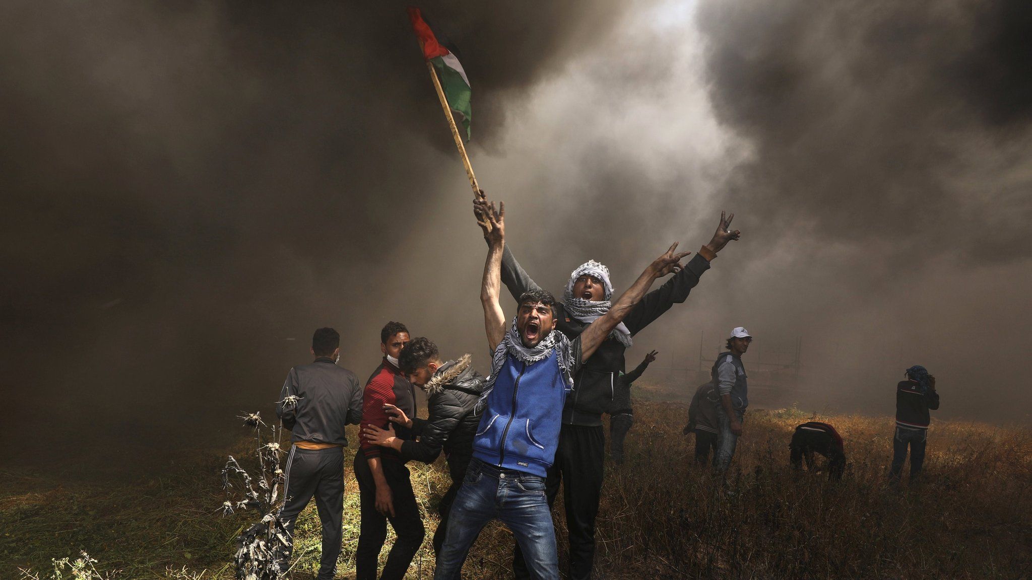 Palestinian protesters shout during clashes with Israeli soldiers east of Gaza City (6 April 2018)
