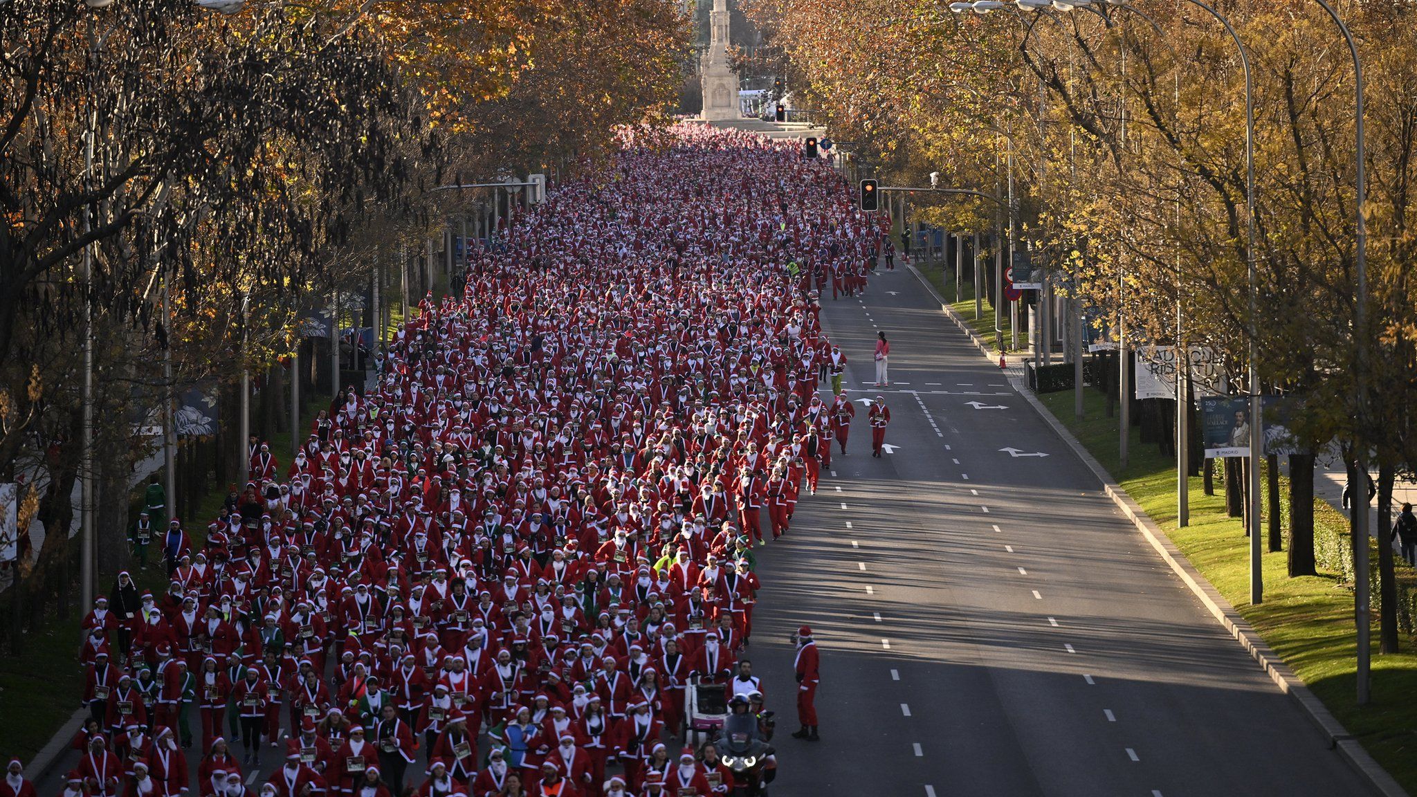 Oameni îmbrăcați în Moș Crăciun participă la cursa anuală a lui Moș Crăciun din Madrid
