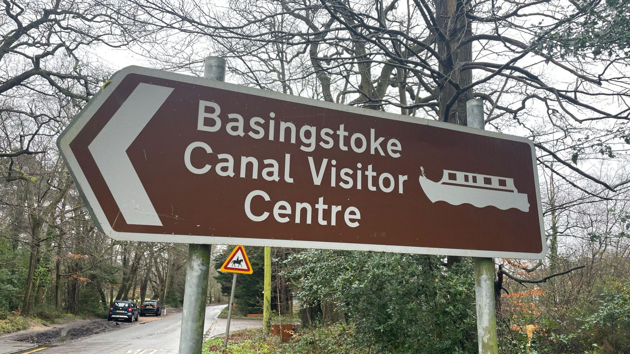 Sign points to Basingstoke Canal Visitor Centre