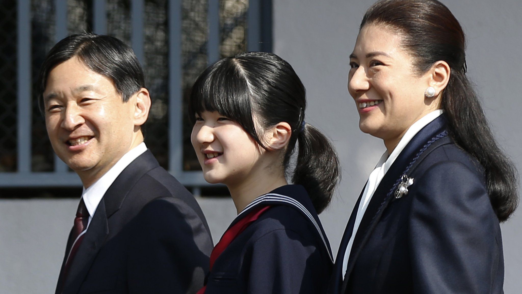 Japan's Princess Aiko (C) arrives with her parents Crown Prince Naruhito (L) and Crown Princess Masako to attend her graduation ceremony at the Gakushuin Primary School in Tokyo on 18 March 2014
