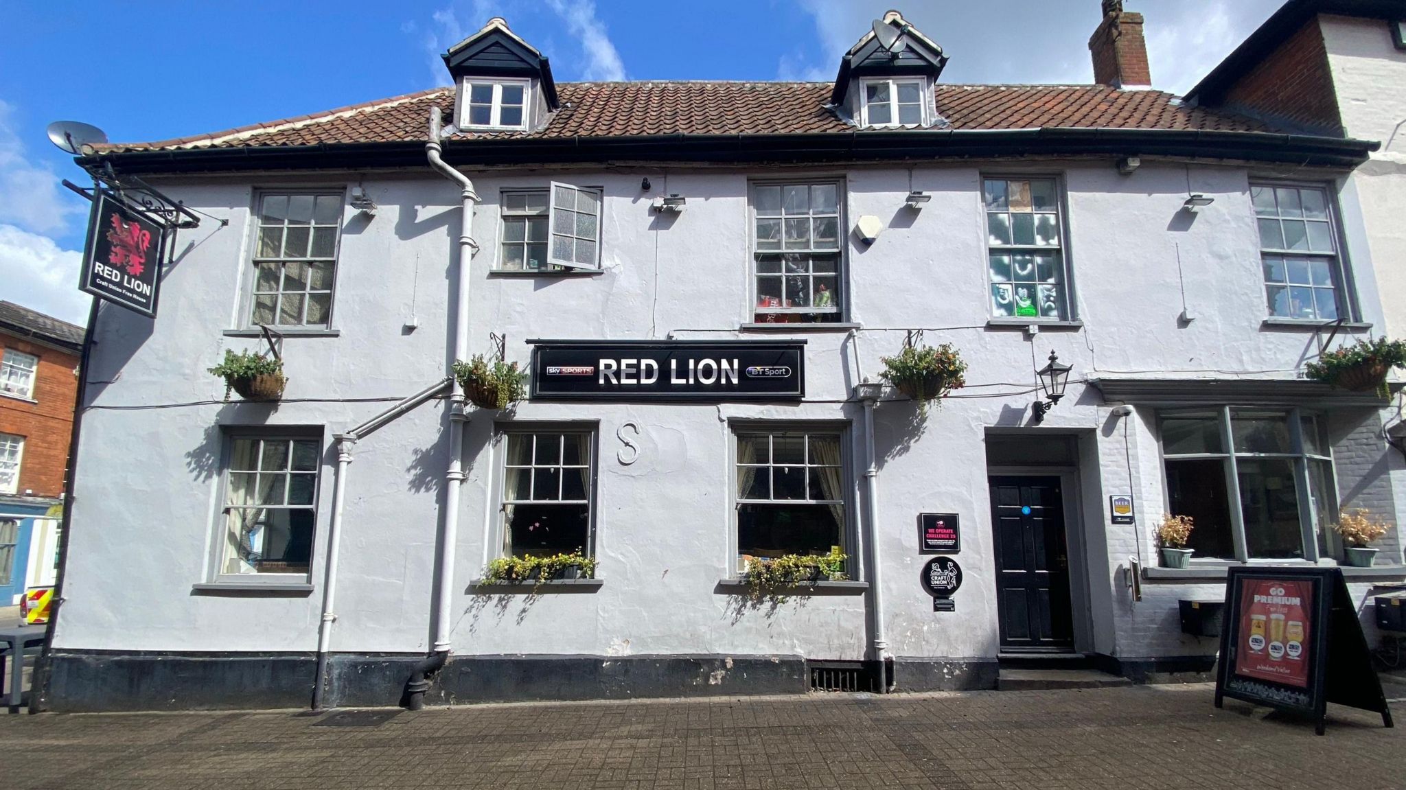 Entrance to Red Lion pub in Dereham