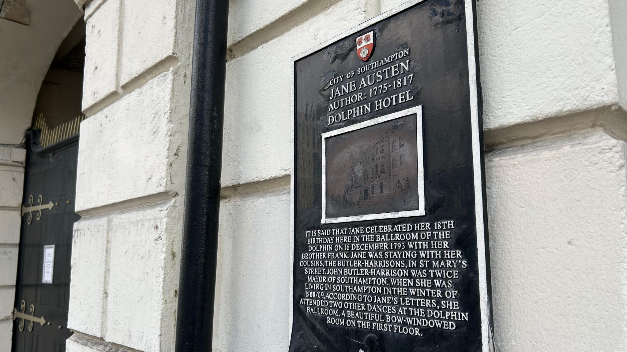 Plaque on the Dolphin hotel which says about its links to Jane Austen