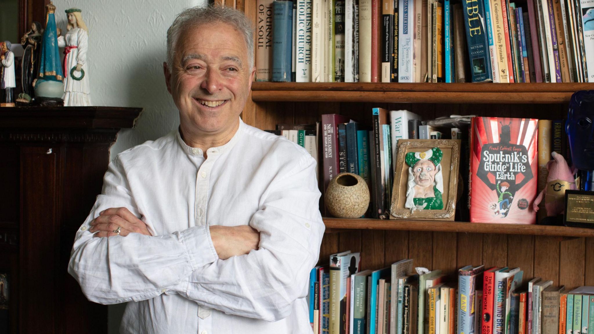 Frank Cottrell-Boyce named new children's laureate - BBC News