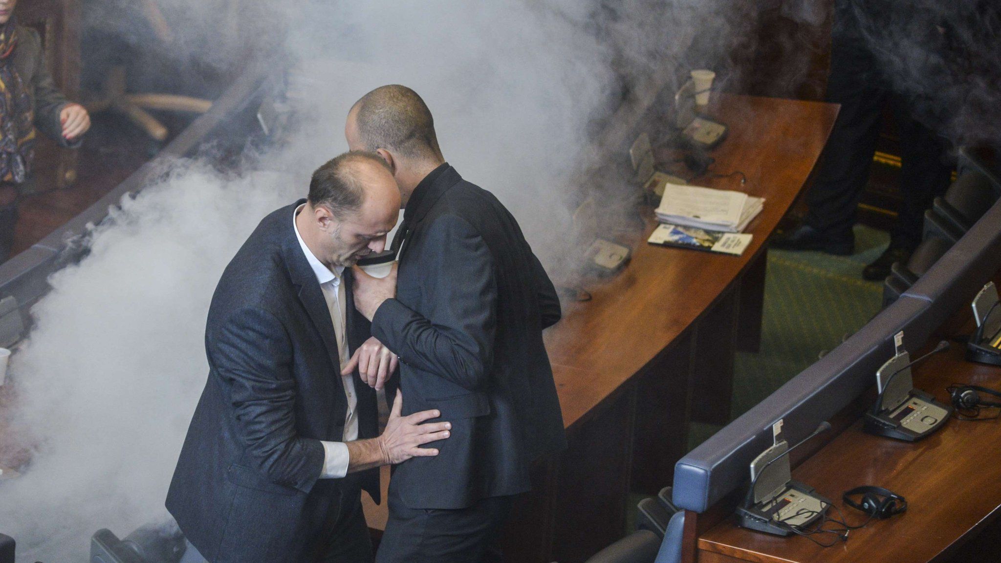 Kosovo MPs leave parliament after tear gas is let off (30 Nov)