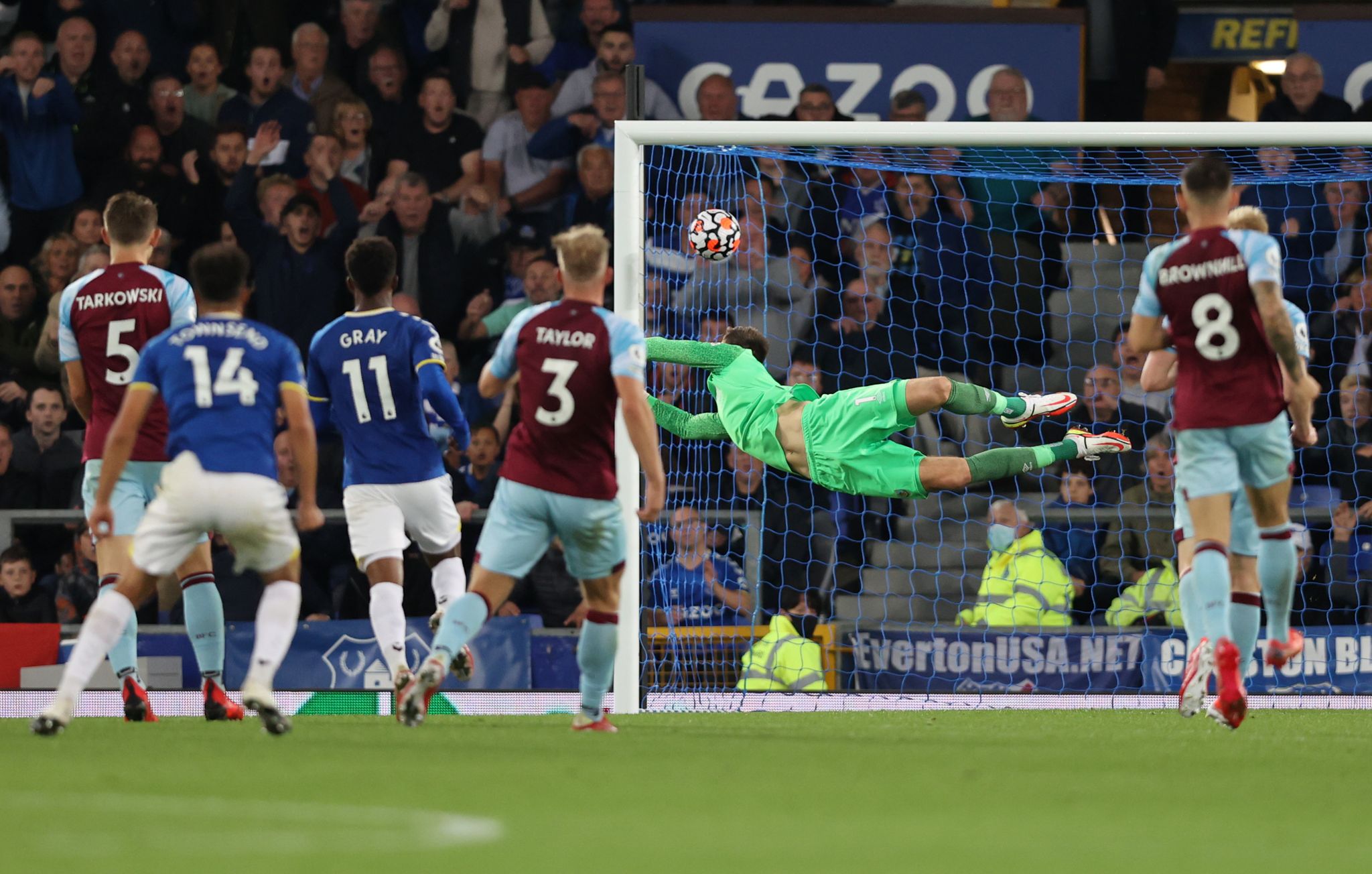 Andros Townsend scores for Everton against Burnley