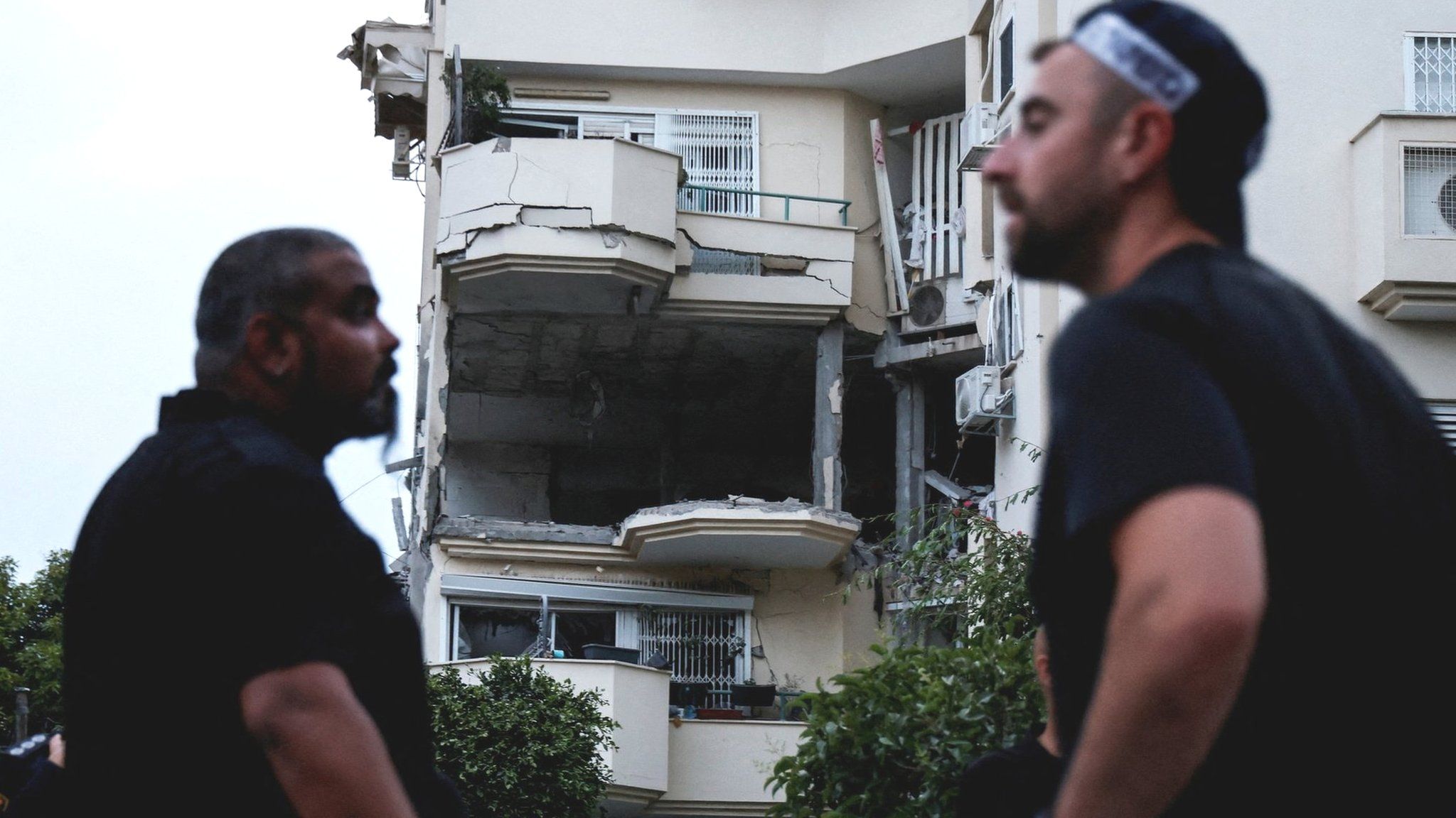 Israeli police stand near an apartment building in Rehovot, central Israel, that was hit by a rocket fired from the Gaza Strip (11 May 2023)
