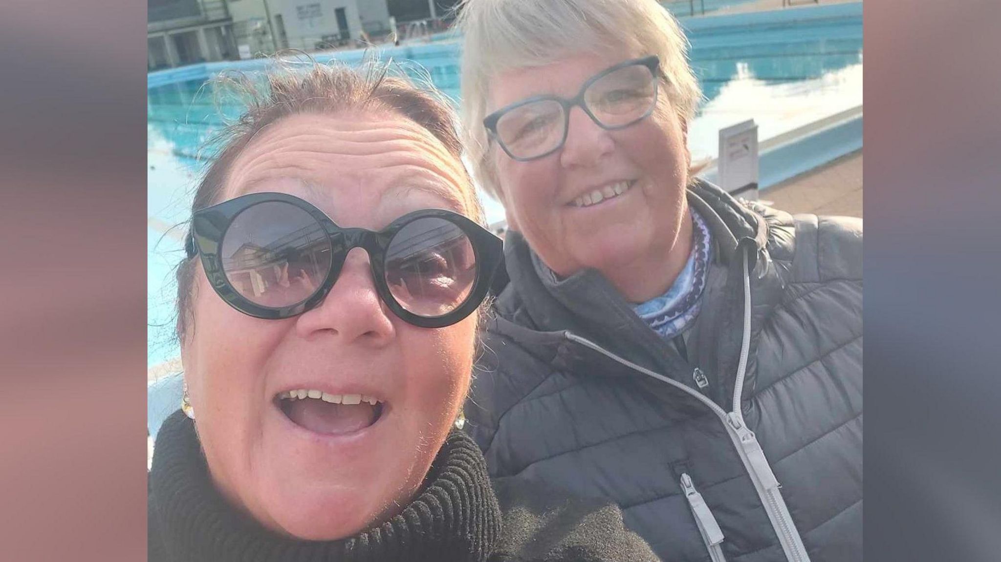 Vicky and her friend Jan's selfie in front of the Lido