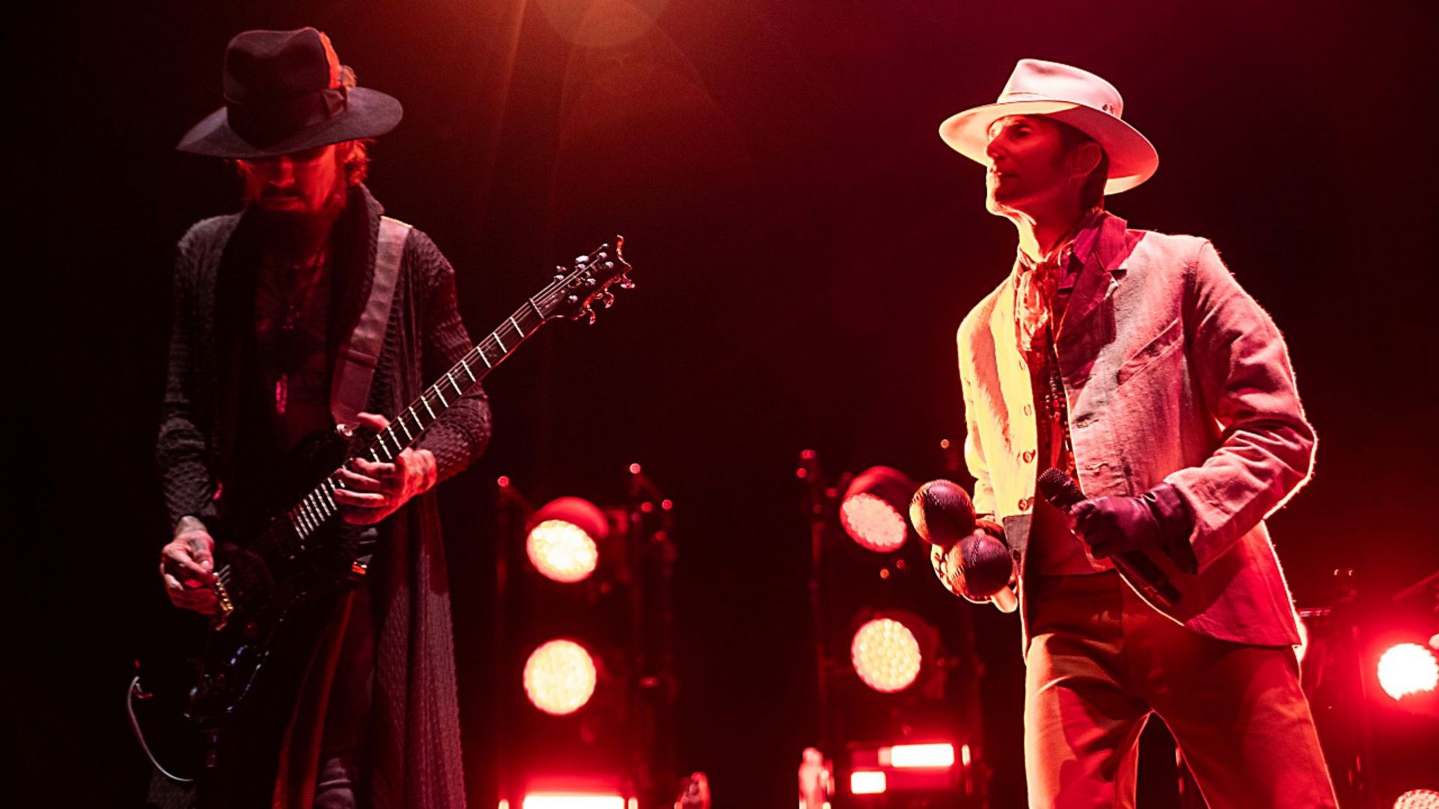 Jane's Addiction cancel remaining tour dates after on-stage brawl - BBC News