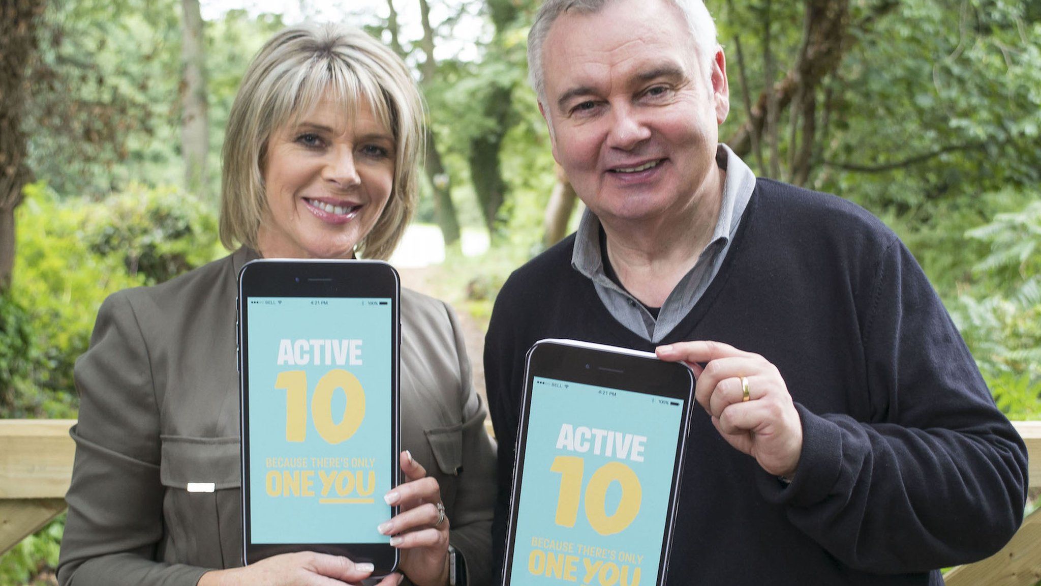 Eamonn Holmes and Ruth Langford hold iphones