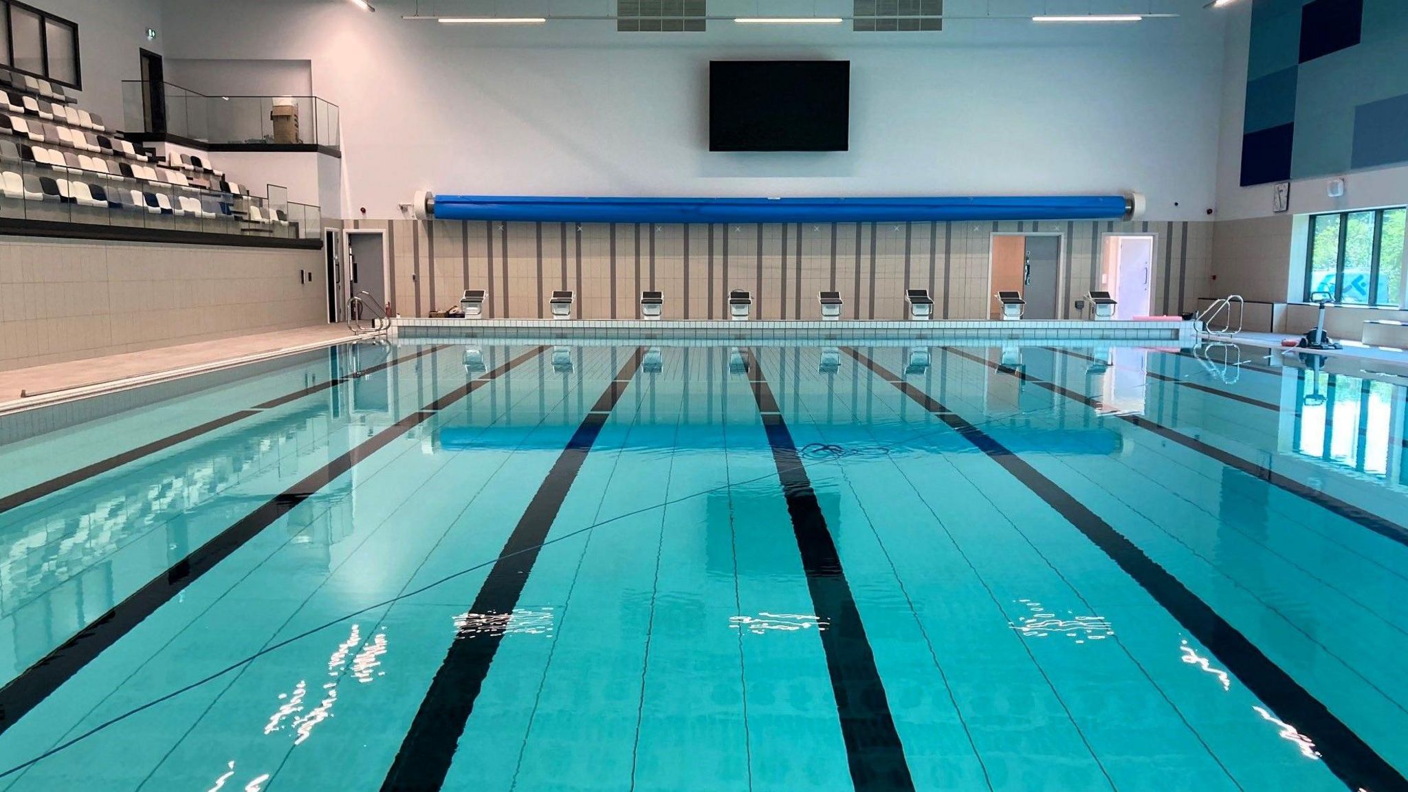 Reading's Rivermead Leisure Centre opens two new swimming pools - BBC News