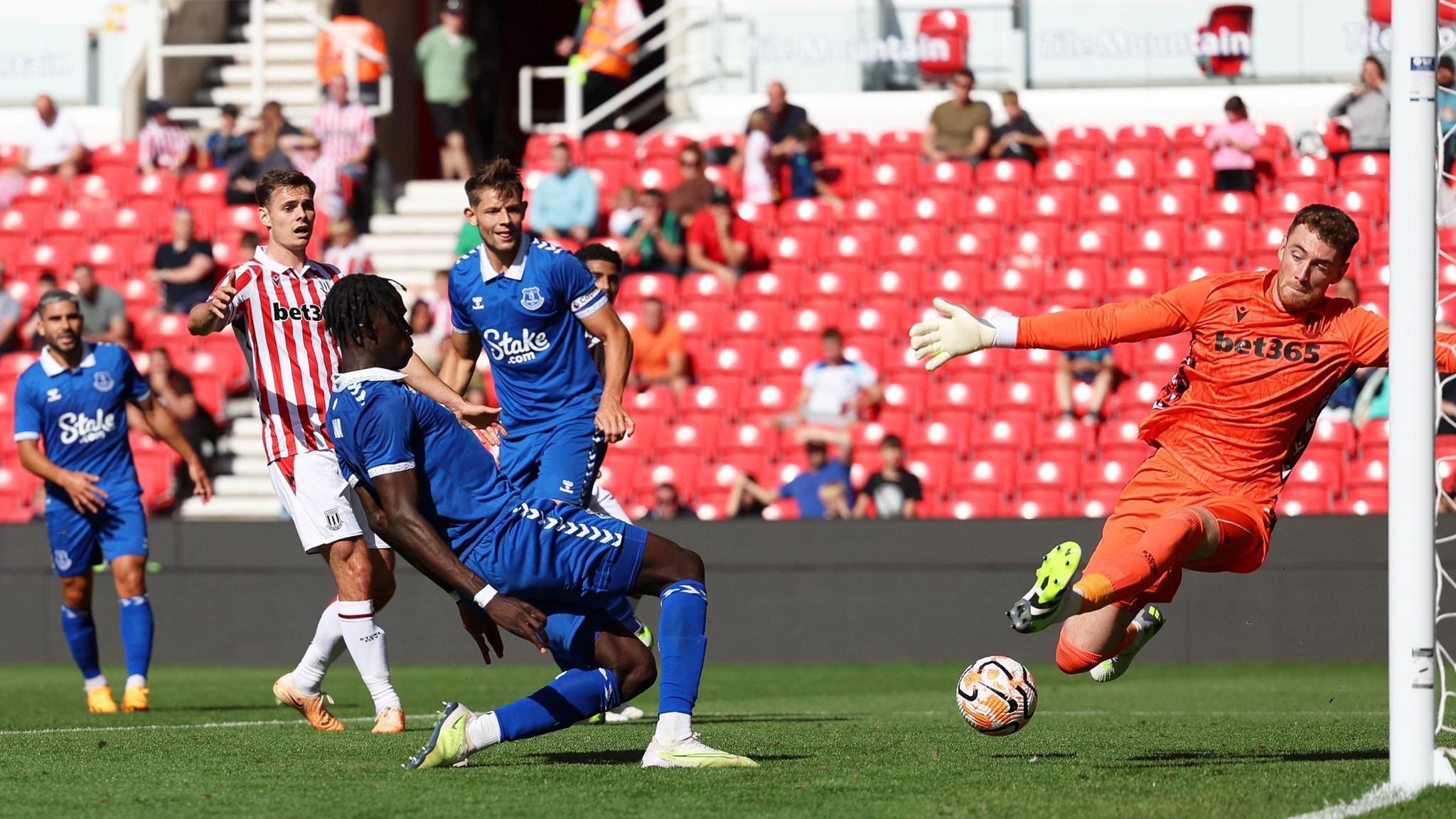 Stoke City 0-1 Everton Amadou Onana scores late winner